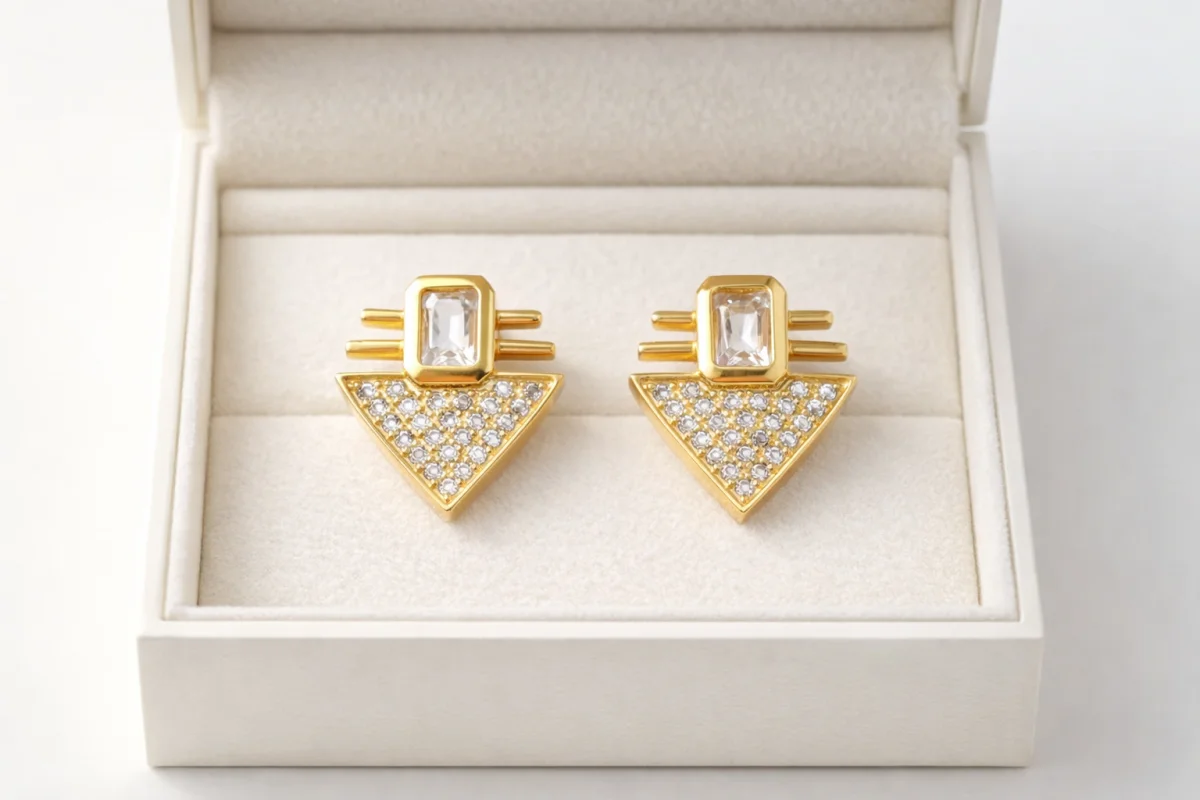 Serenay Küpe MODEL 7 – Geometrik Zirkon Taşlı Gold Renk Çelik Küpe, Kararma Yapmaz & Alerji Dostu
