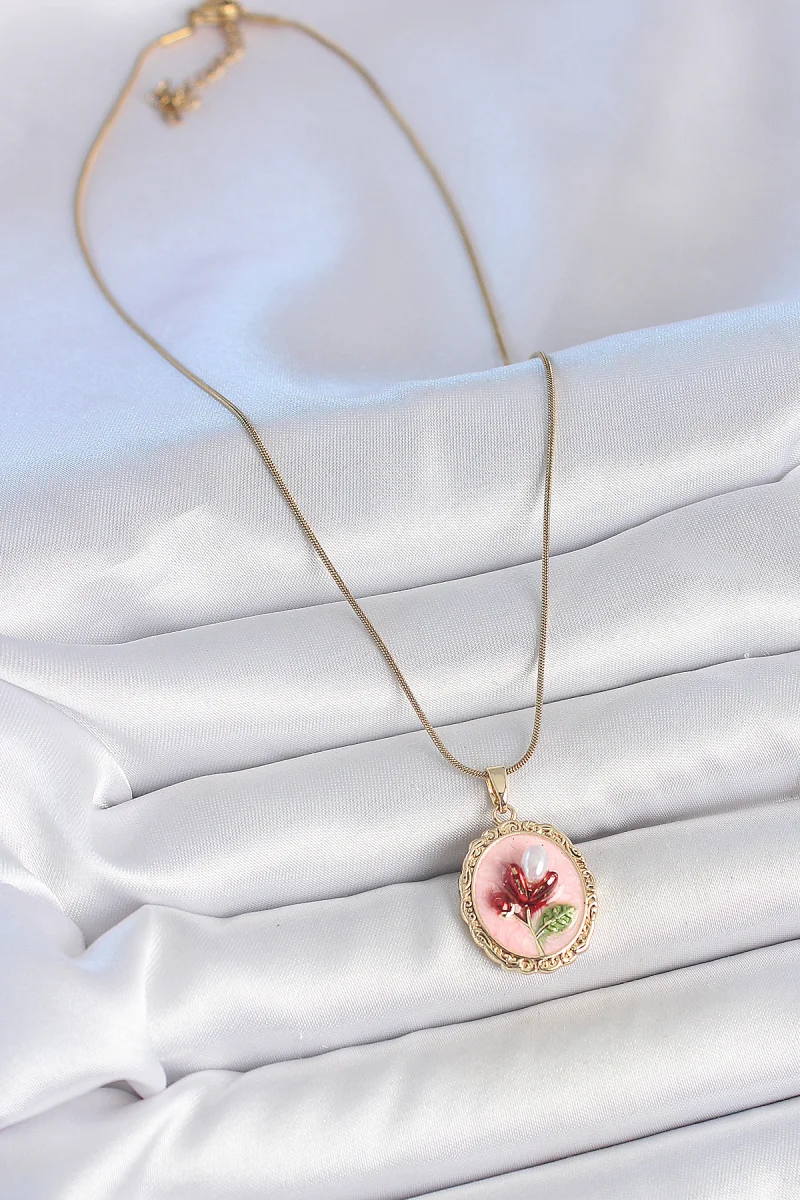 316L Çelik Gold Renk Zincir Pembe Mineli İncili Çiçek İşlemeli Portre Model Kadın Kolye