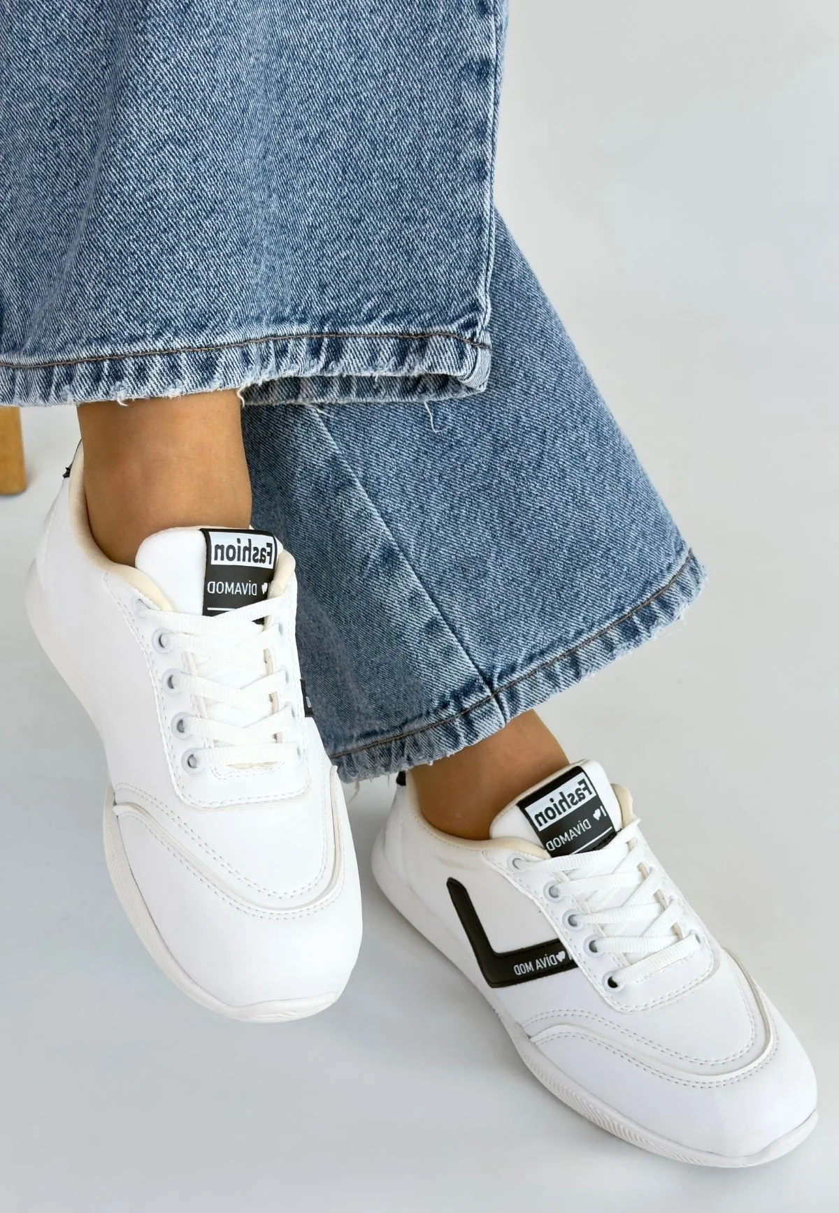 Jowen Beyaz Cilt Siyah Detaylı Bağcıklı Spor Ayakkabı