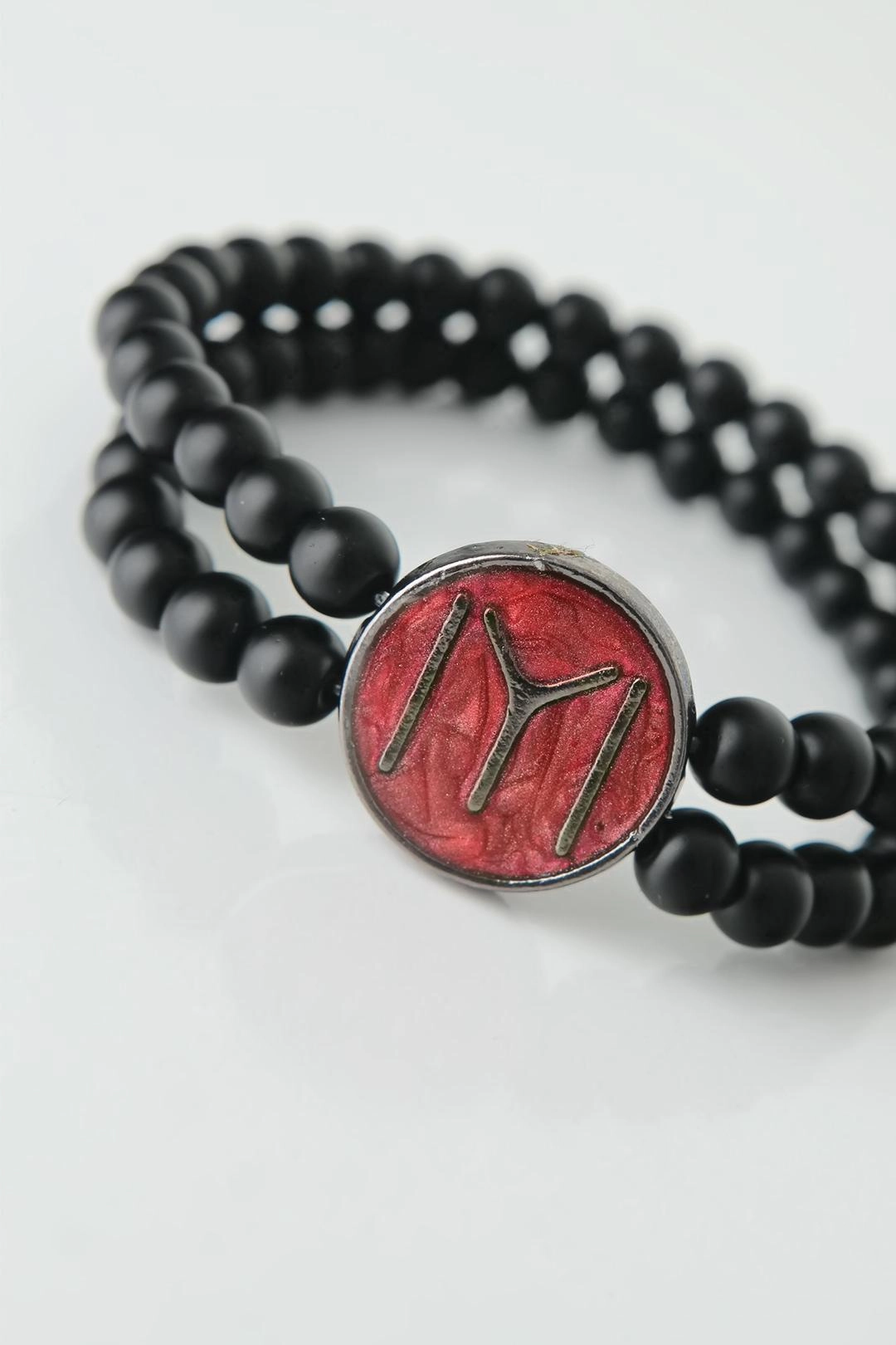 Bordo Metal Üzerine Füme Kayı Boyu Figürlü Siyah Renk Çift Sıra Doğal Taş Erkek Bileklik