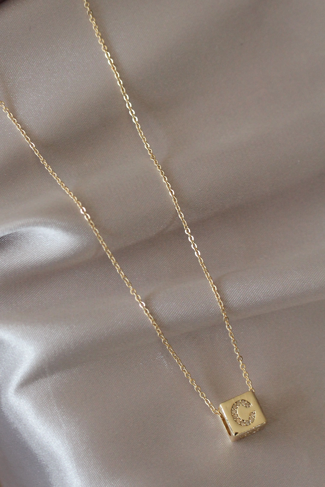 Gold Renk Zirkon Taşlı Küp Model C Harfli Kolye