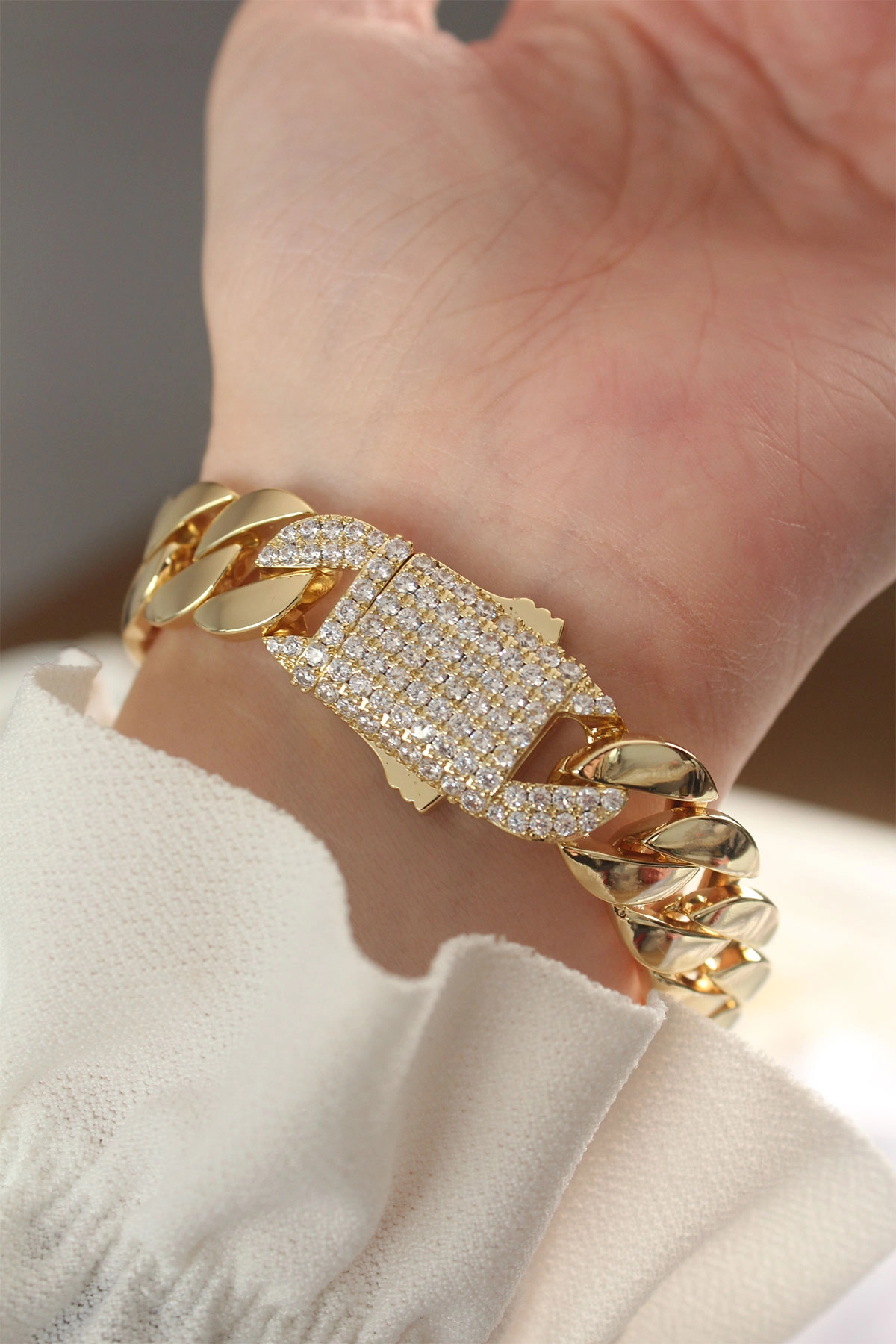 Vip Seri Pirinç Ortası Zirkon Taşlı Gold Renk Gurmet Bileklik