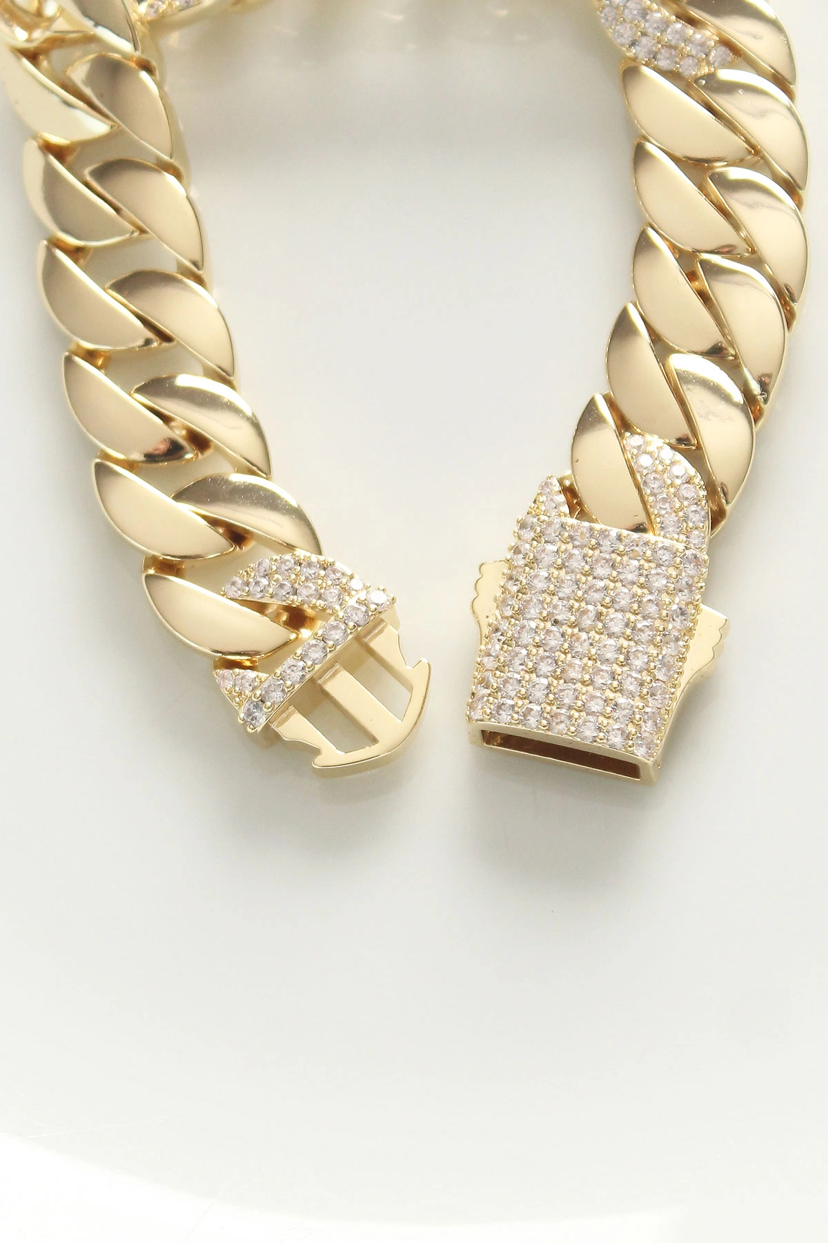 Vip Seri Pirinç Ortası Zirkon Taşlı Gold Renk Gurmet Bileklik