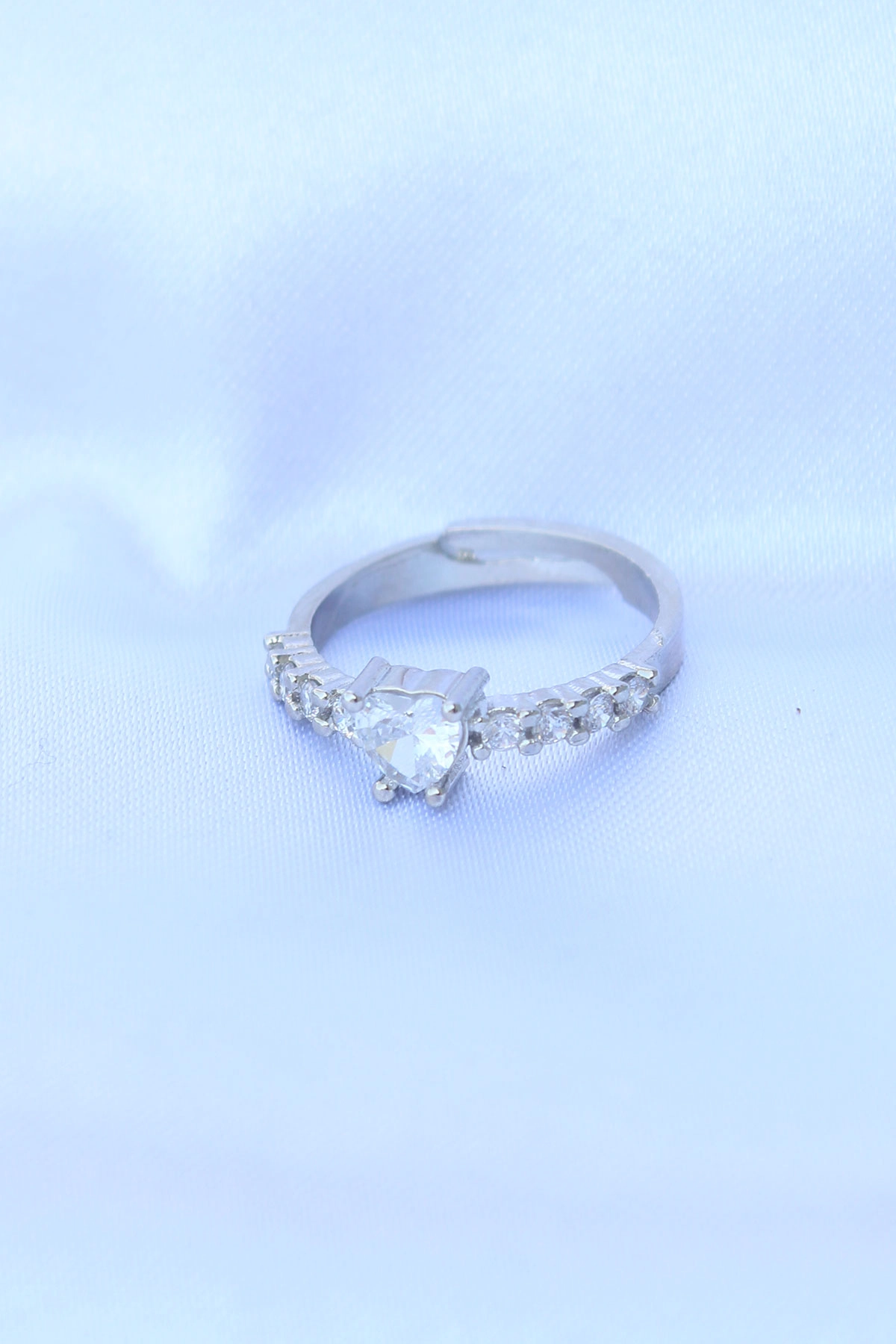 Pirinç Gümüş Renk Ayarlanabilir Zirkon Taşlı Minimal Kalp Yüzük