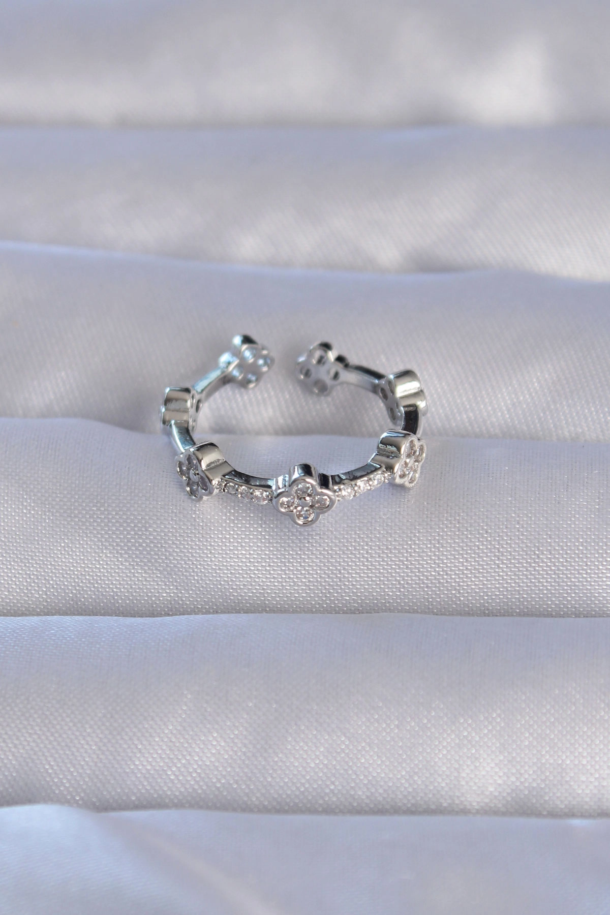 Pirinç Gümüş Renk Zirkon Taşlı Yonca Model Ayarlanabilir Yüzük