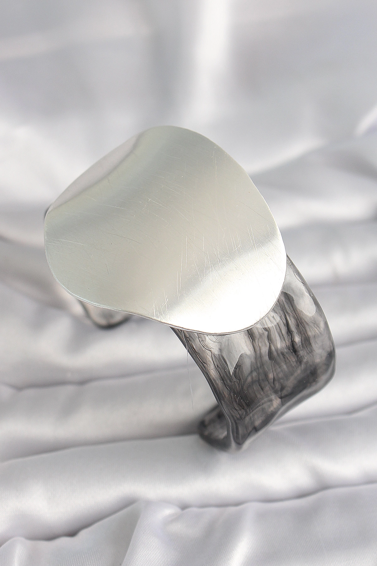 Siyah Mermer Desen Akrilik Pilastik Gümüş Plaka Model Vintage Kadın Bilezik