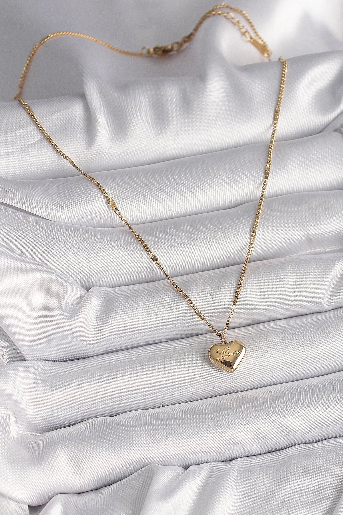 316L Çelik Gold Renk Zincir Love İşlemeli Kalp Figür Kadın Kolye