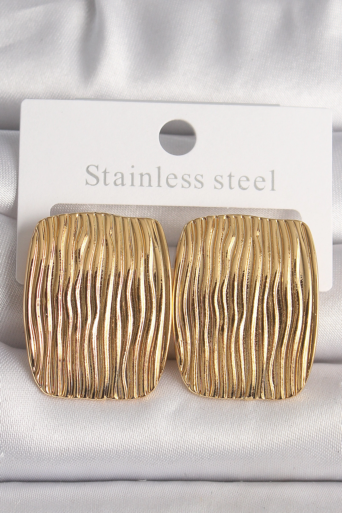 Pirinç Gold Renk İşlemeli Kare Plaka Model Kadın Küpe