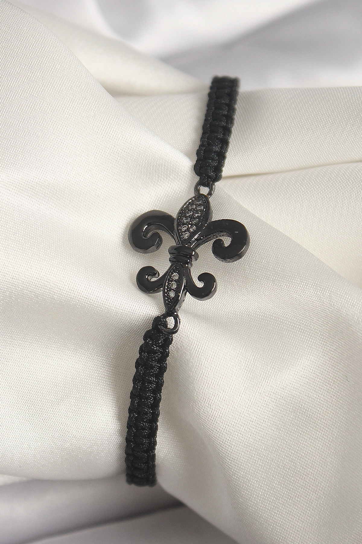 Pirinç Siyah Renk Zirkon Taş İşlemeli Zambak Figür Asansörlü Makrome Model Kadın Bileklik