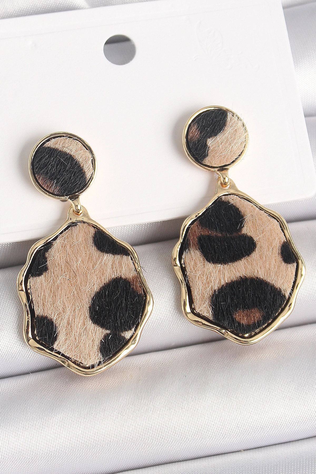 Pirinç Gold Renk Sallantı Leopar Desen Plaka Model Kadın Küpe