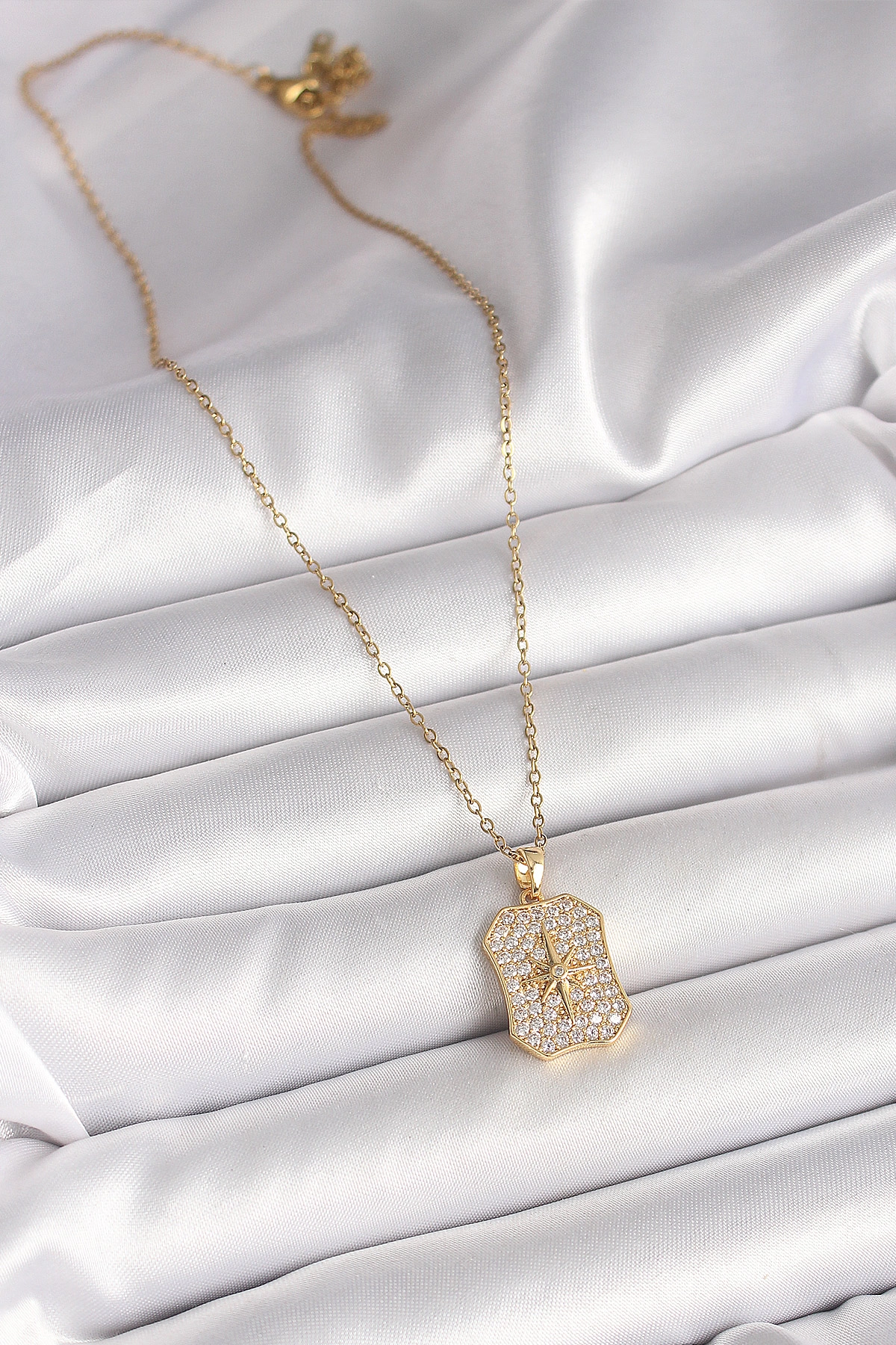 316L Çelik Gold Renk Zincir Zirkon Taşlı Kutup Yıldız İşlemeli Madalyon Model Kadın Kolye