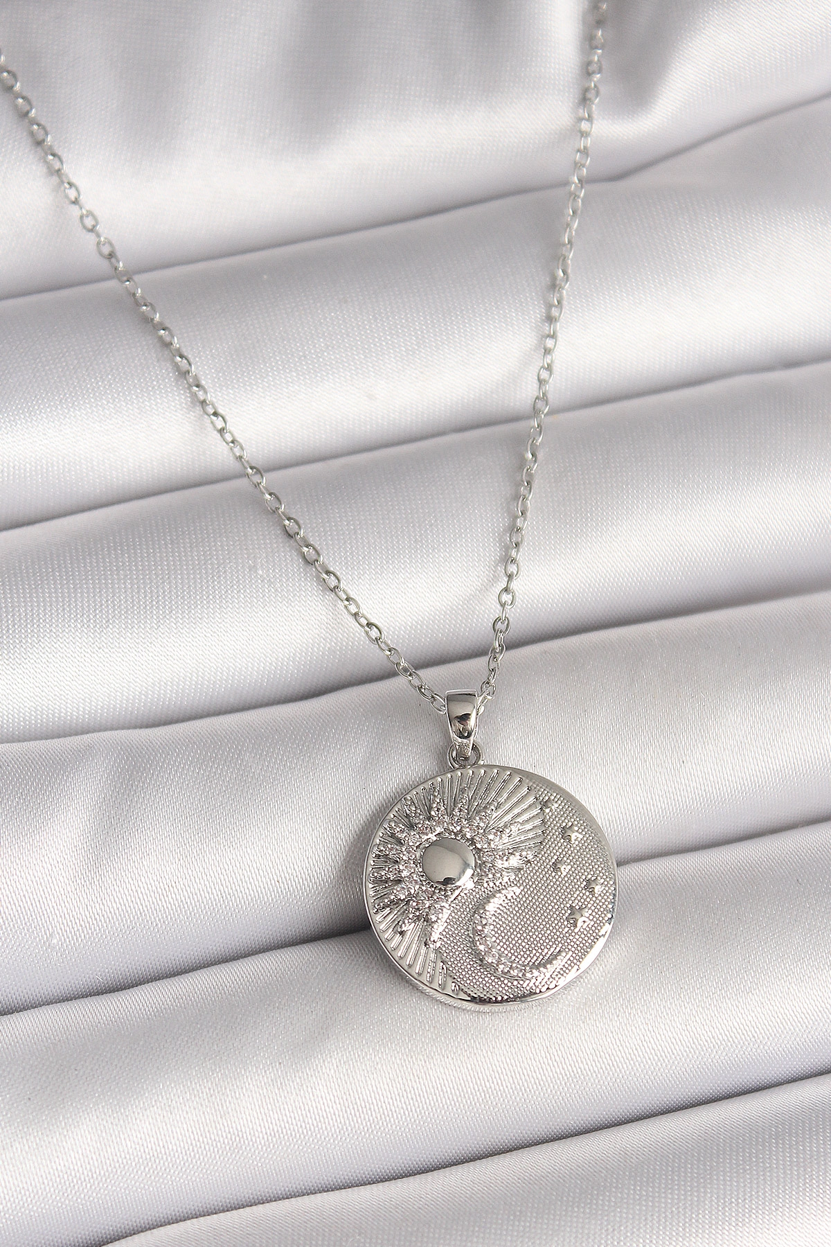 316L Çelik Gümüş Renk Zincir Zirkon Taşlı Ay Güneş İşlemeli Madalyon Model Kadın Kolye
