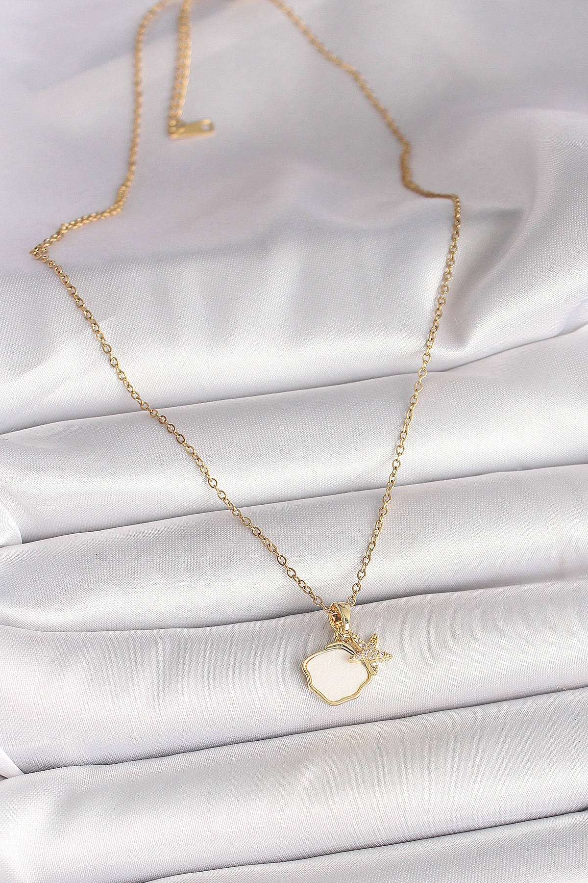 316L Çelik Gold Renk Zincir Sallantı Beyaz Mineli Deniz Kabuğu Zirkon Taşlı Deniz Yıldızı Figür Kadın Kolye