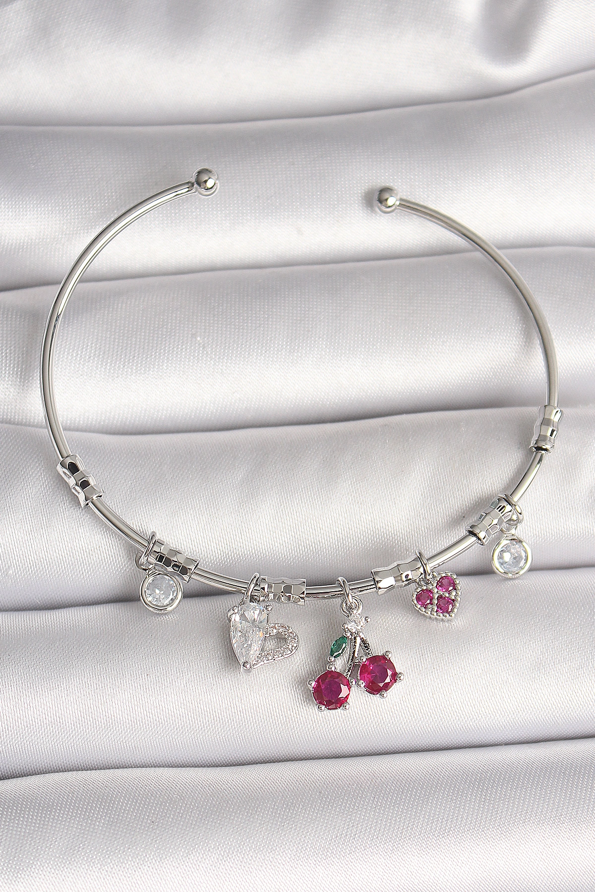 Pirinç Gümüş Renk Sallantı Kiraz Figür Kalp Detay Charm Kadın Bileklik