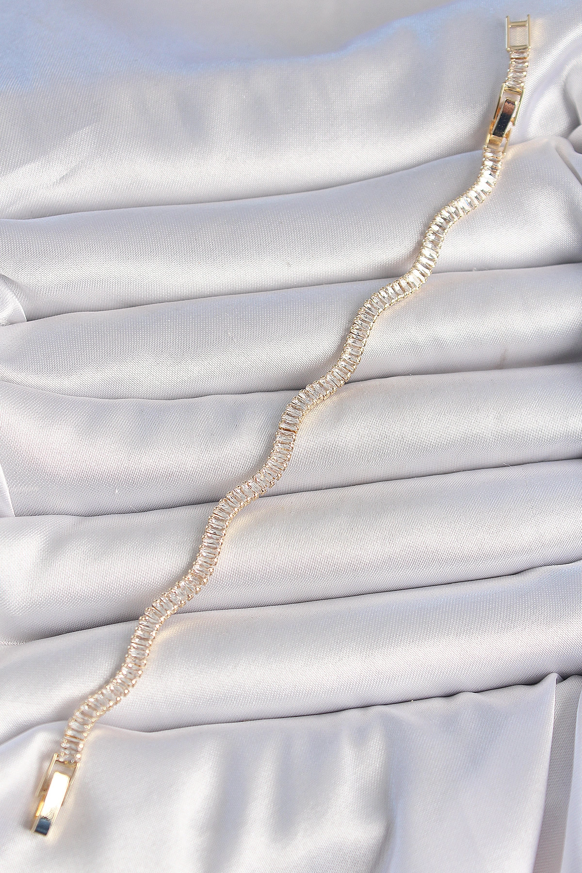 Pirinç Gold Renk Su Yolu Zirkon Taşlı Model Kadın Bileklik