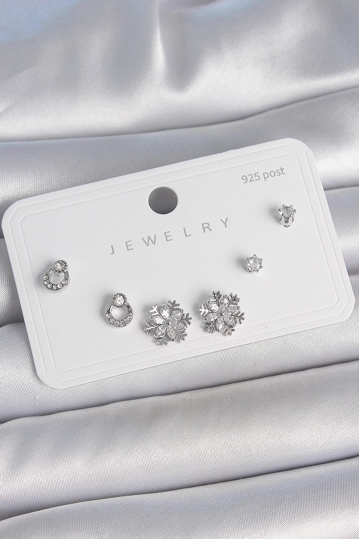 Pirinç Gümüş Renk Zirkon Taşlı Kar Tanesi Model 925 Ayar Gümüş Çivi Kadın Küpe Seti