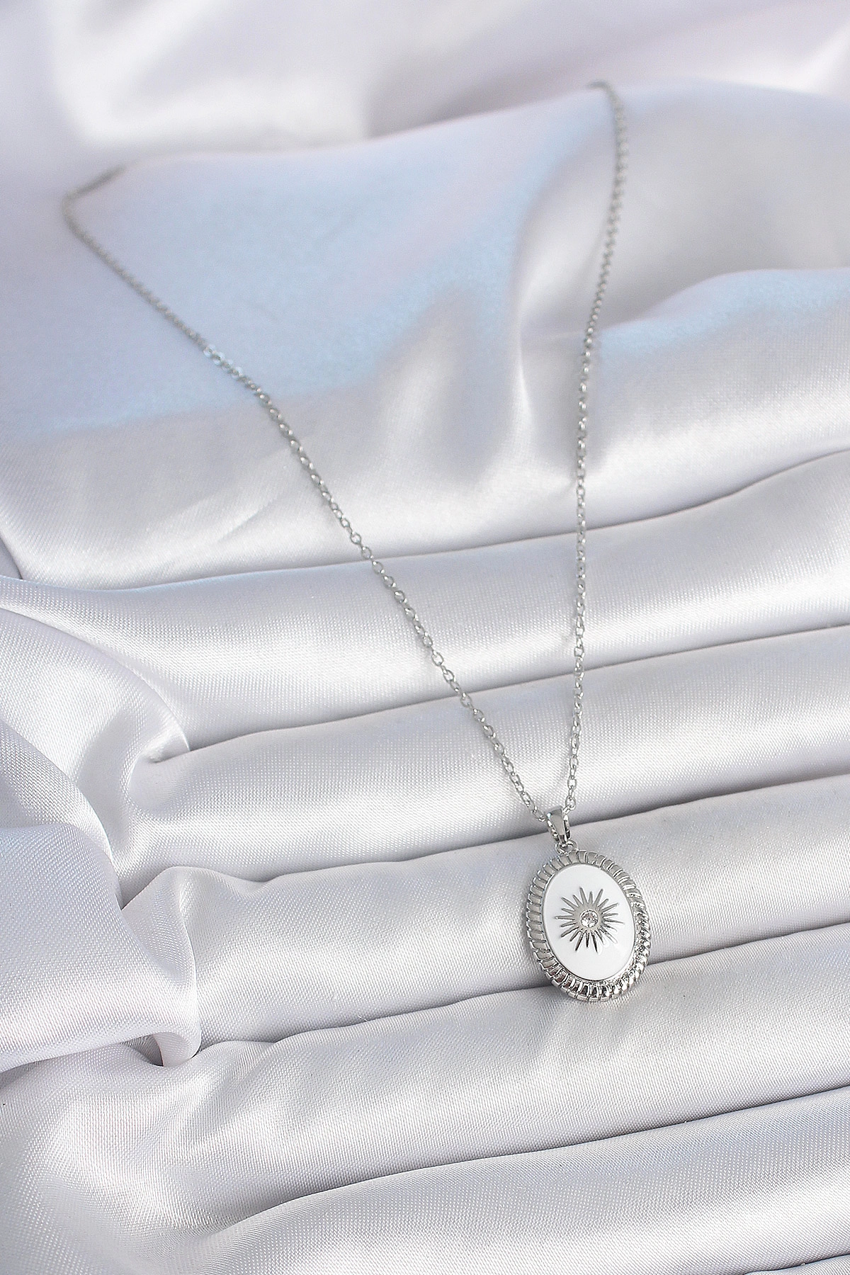 316L Çelik Gümüş Renk Beyaz Mineli Güneş İşlemeli Nazar Boncuk Detay Madalyon Model Kadın Kolye