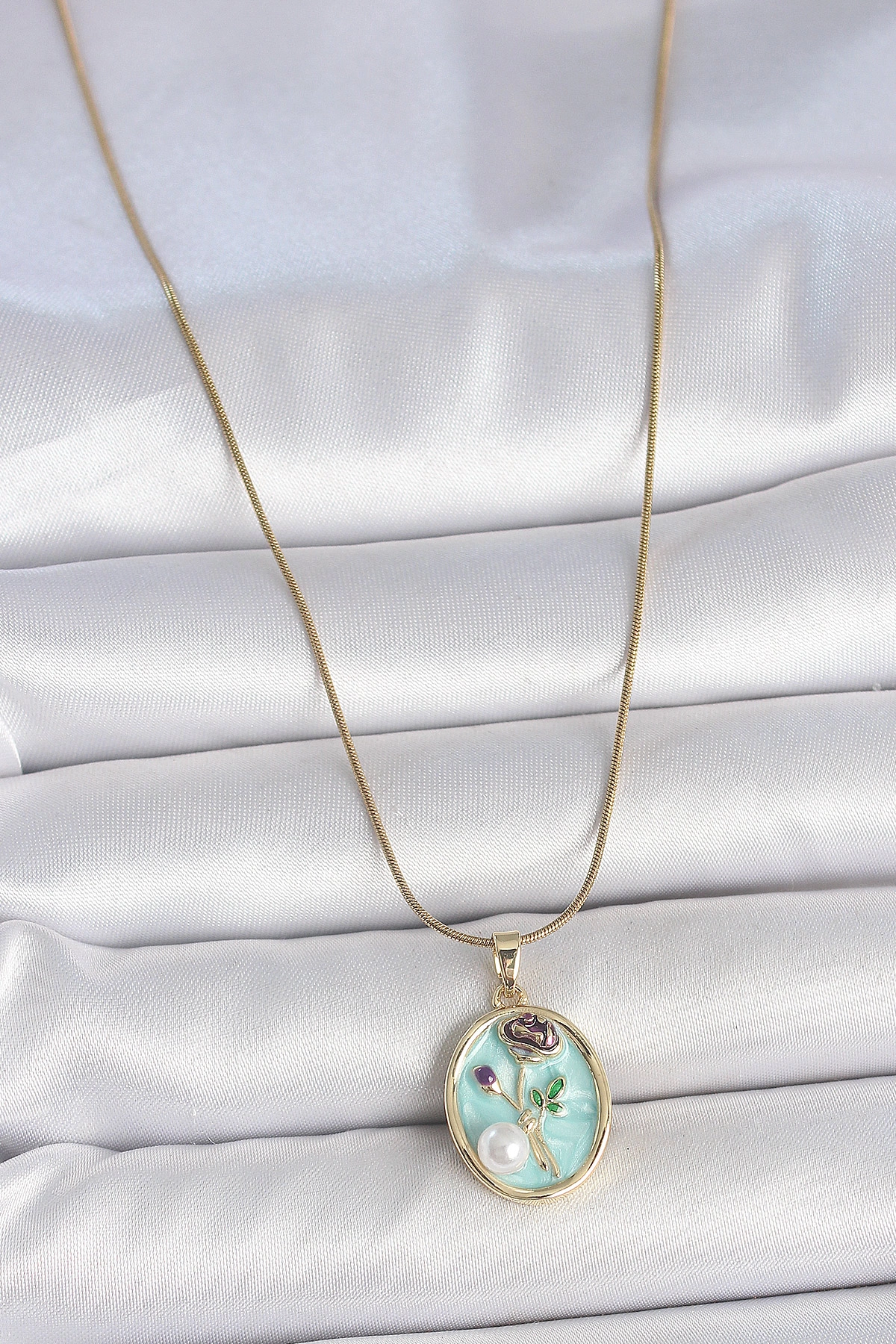 316L Çelik Gold Renk Zincir Mavi Çiçek İşlemeli İnci Detay Portre Model Kadın Kolye