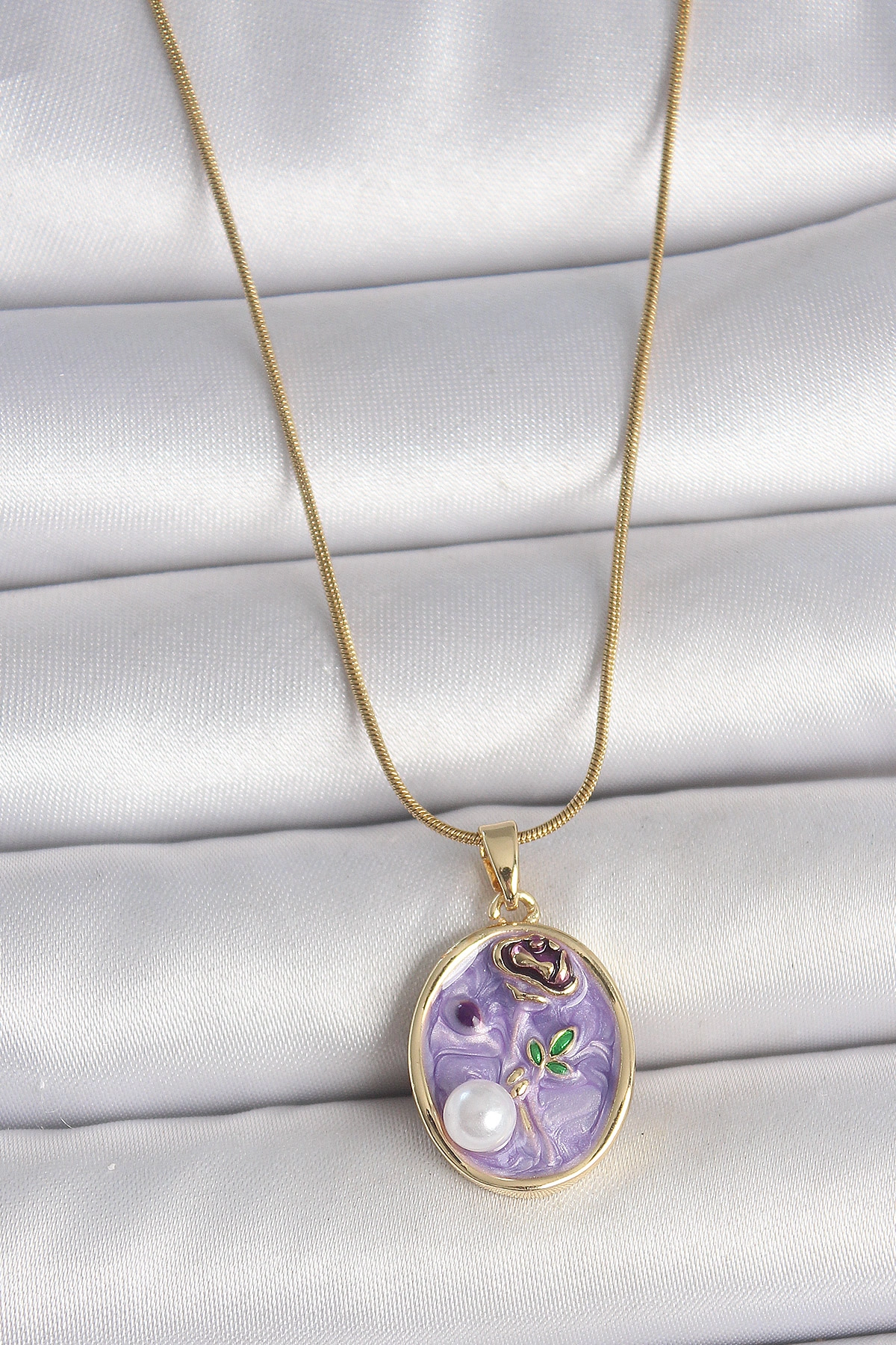 316L Çelik Gold Renk Zincir Mor Çiçek İşlemeli İnci Detay Portre Model Kadın Kolye