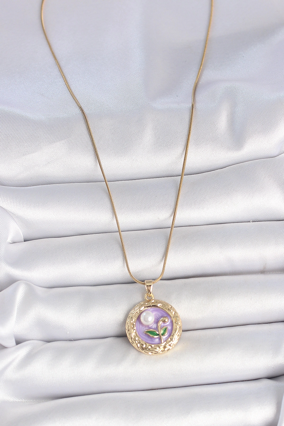 316L Çelik Gold Renk Zincir Mor Çiçek İşlemeli İnci Detay Potre Model Kadın Kolye