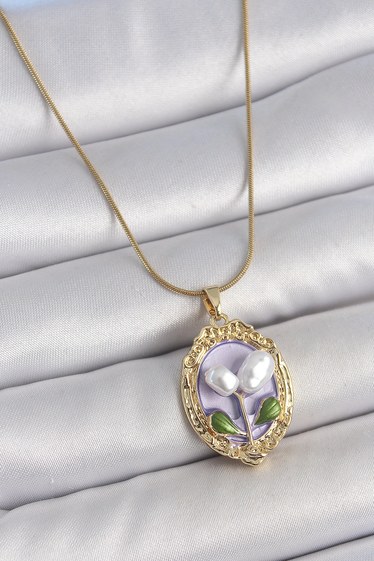 316L Çelik Gold Renk Mor İncili Çiçek İşlemeli Portre Model Kadın Kolye