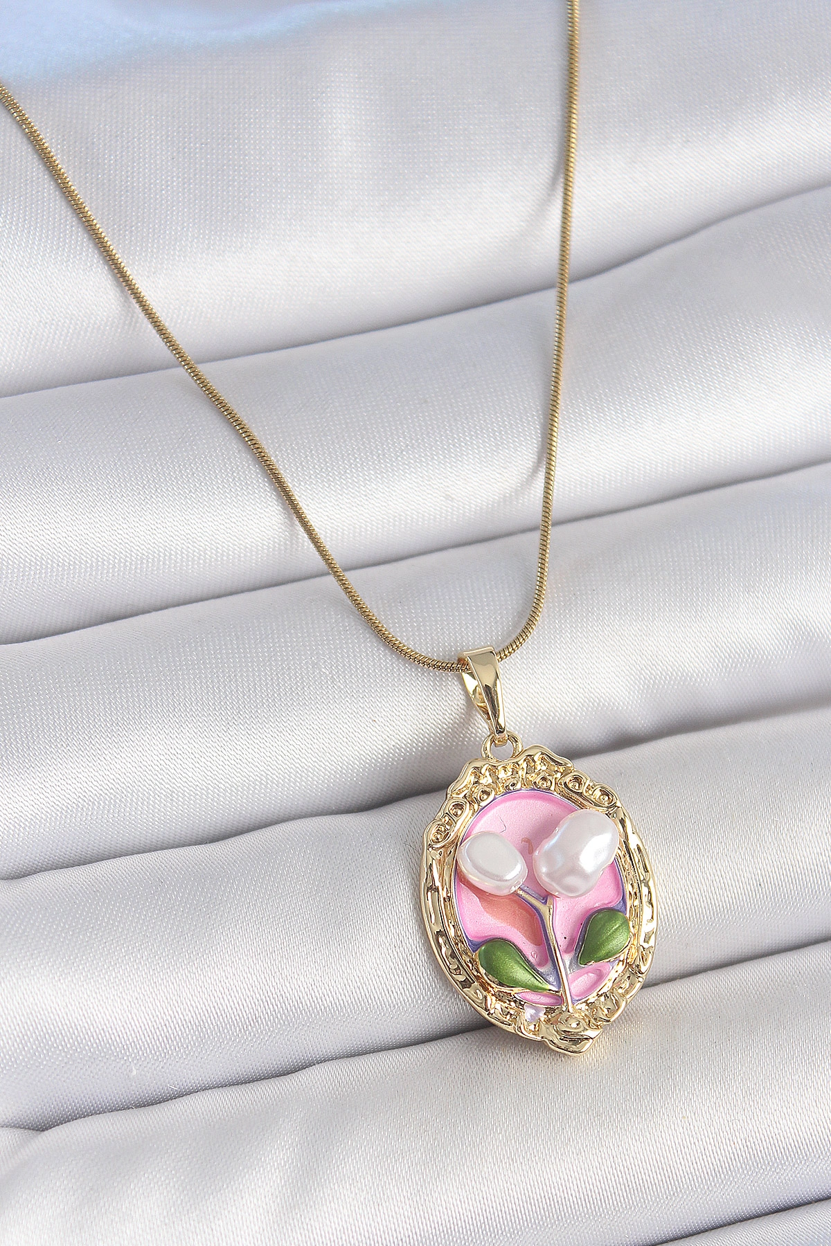 316L Çelik Gold Renk Zincir Pembe Mineli İncili Çiçek İşlemeli Portre Model Kadın Kolye