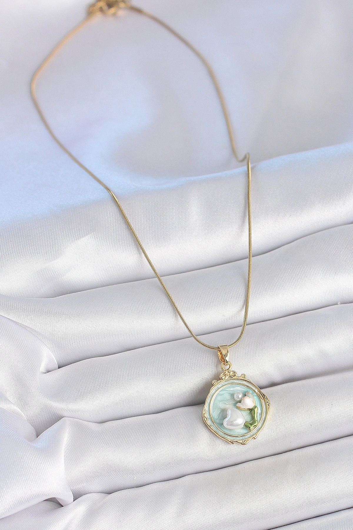 316L Çelik Gold Renk Zincir Turkuaz Mineli İncili Çiçek İşlemeli Portre Model Kadın Kolye