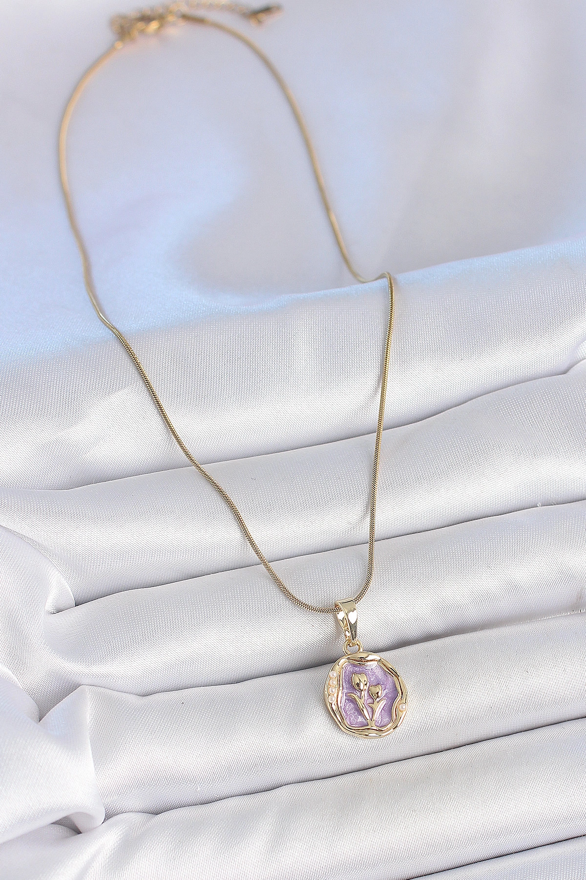 316L Çelik Gold Renk Zincir Mor Mineli Çiçek İşlemeli Portre Model Kadın Kolye