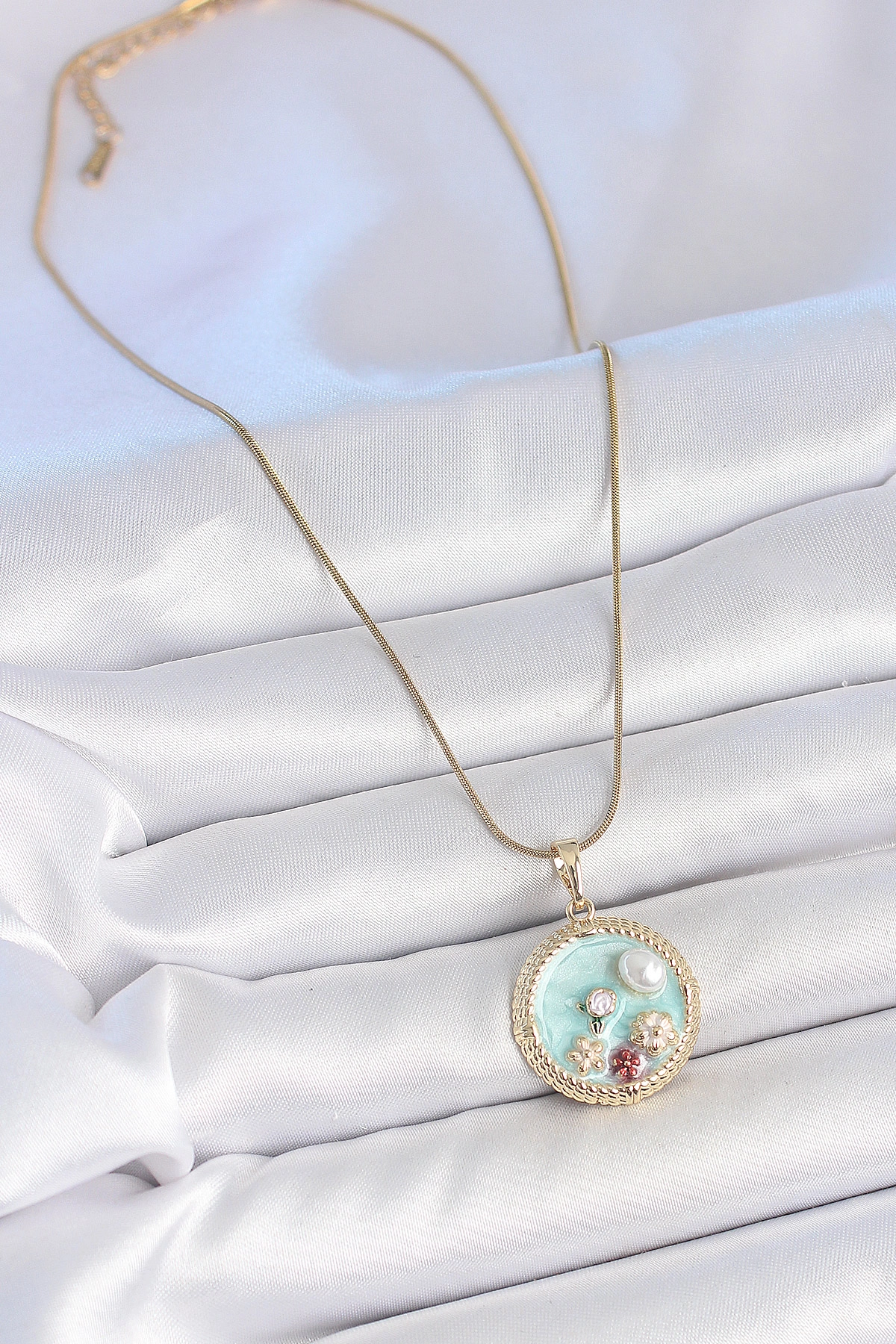 316L Çelik Gold Renk Zincir Mavi Mineli İnci Çiçek İşlemeli Zirkon Taş Detaylı Madalyon Model Kadın Kolye