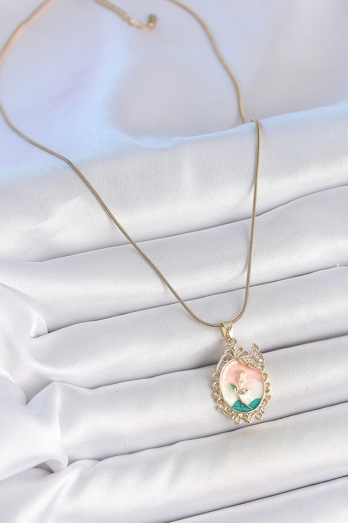 316L Çelik Gold Renk Zincir Mix Renk Çiçek İşlemeli Zirkon Taş Detaylı Portre Model Kadın Kolye