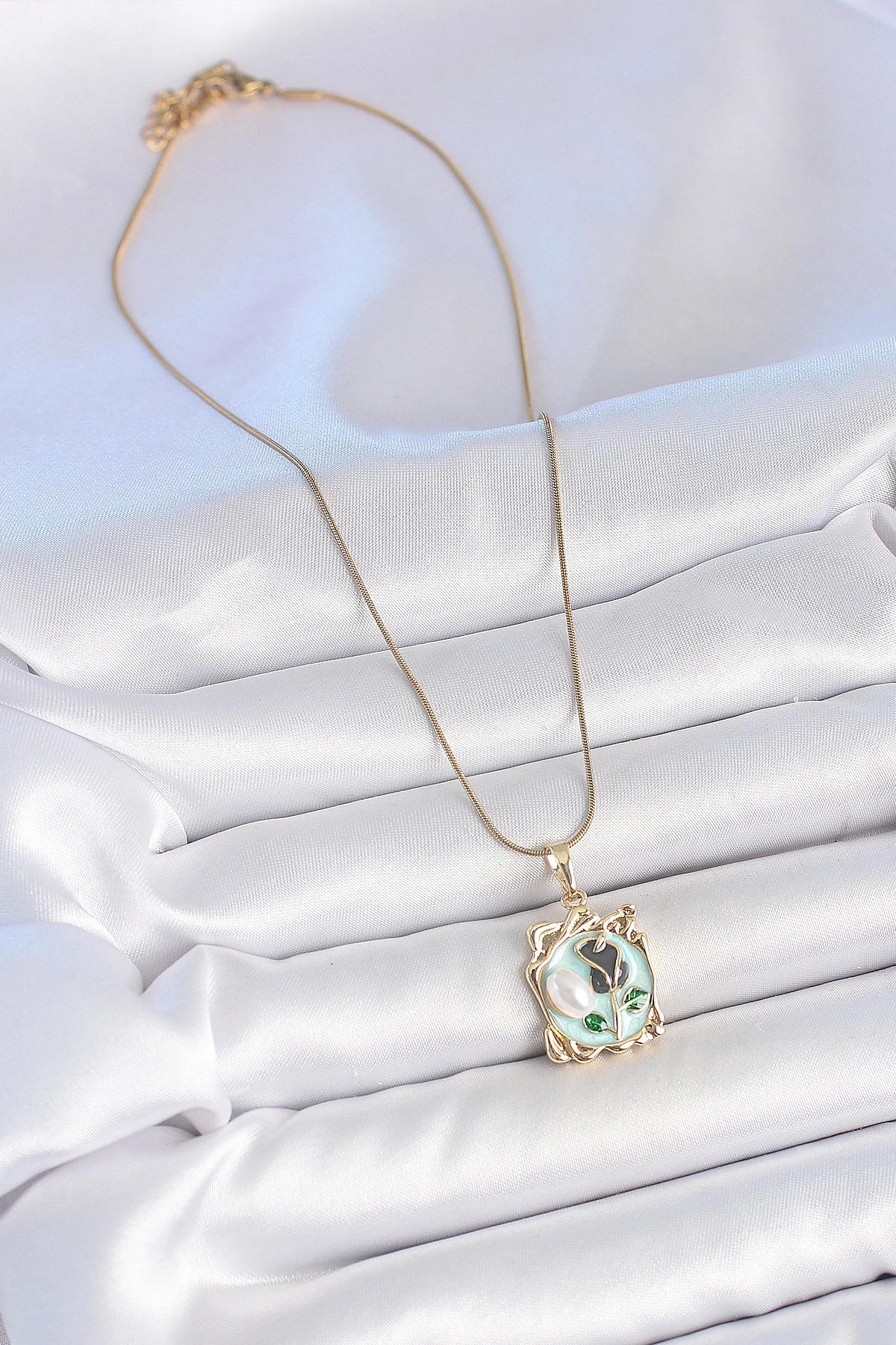 316L Çelik Gold Renk Zincir Mavi Mineli Çiçek İşlemeli İnci Detay Portre Model Kadın Kolye