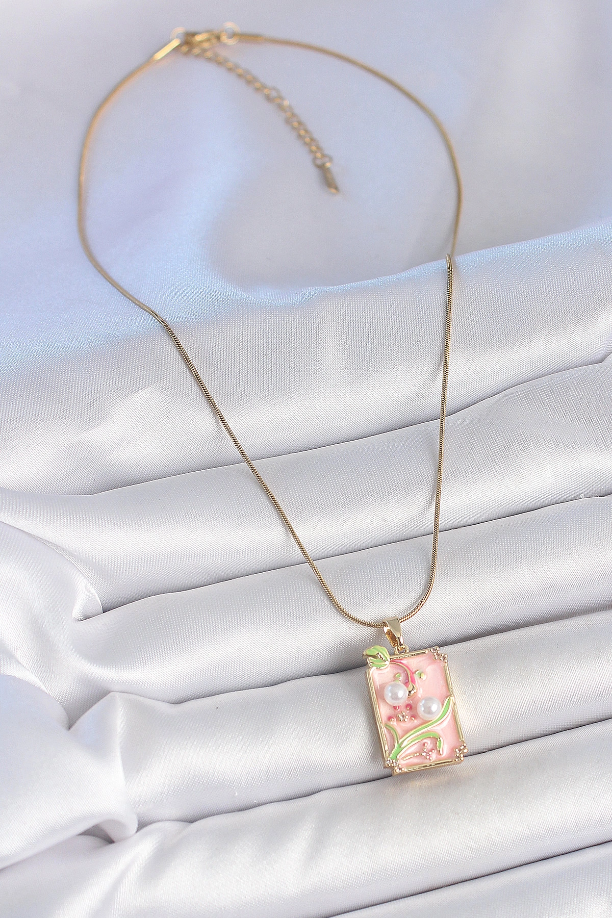 316L Çelik Gold Renk Zincir Pembe Mineli İncli Çiçek İşlemeli Portre Model Kadın Kolye