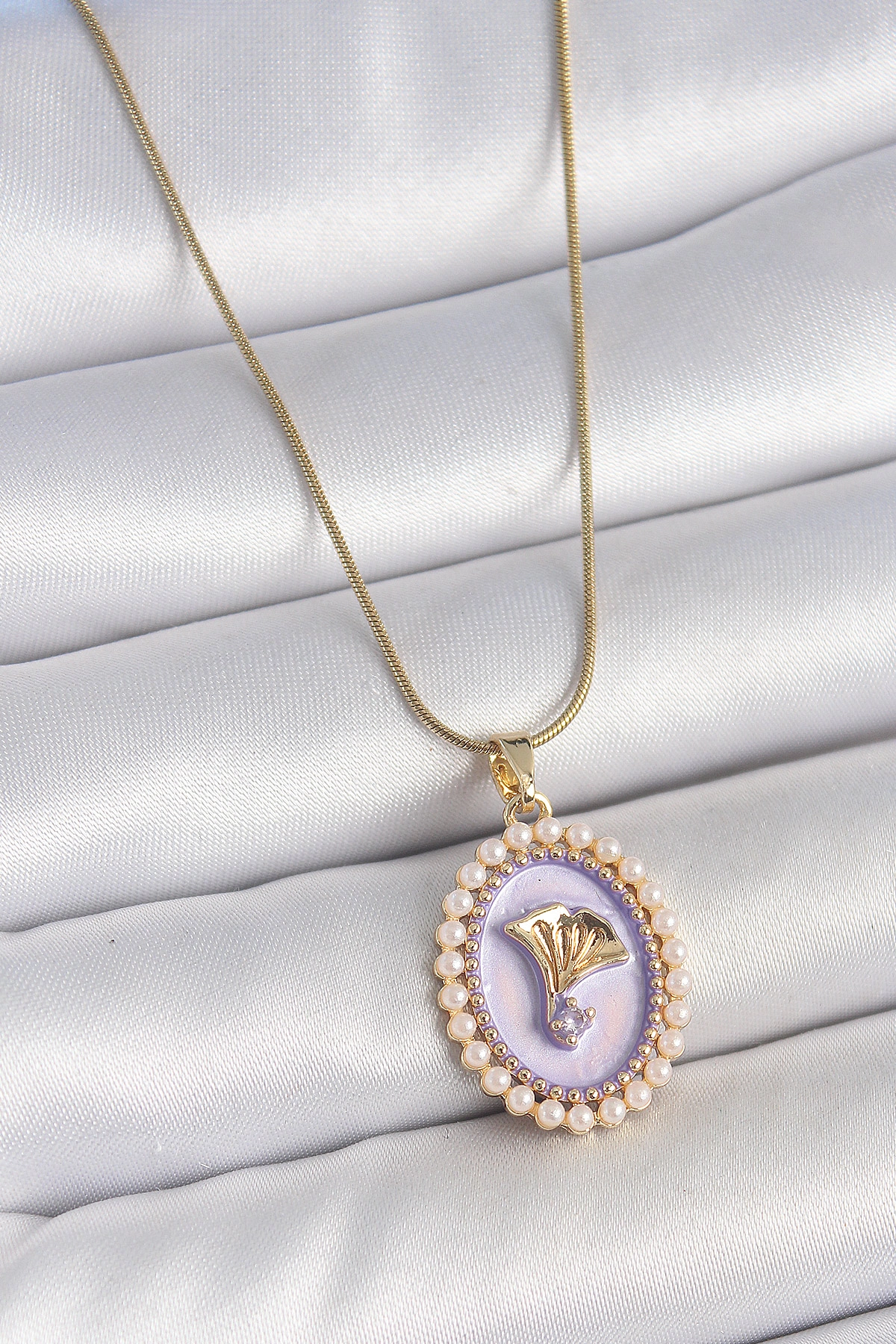 316L Çelik Gold Renk Zincir Mor Mineli İncili Zirkon Taşlı Çiçek İşlemeli Portre Model Kadın Kolye
