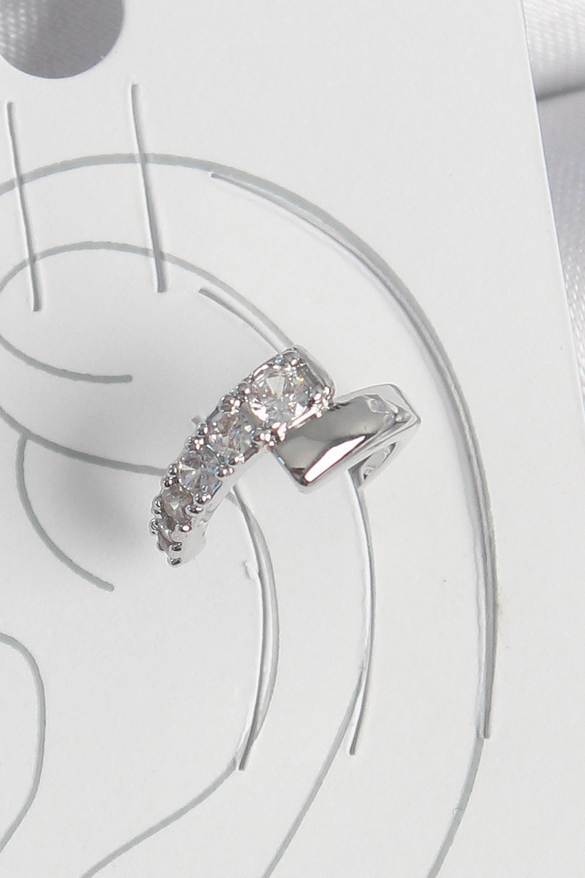 Pirinç Gümüş Renk Zirkon Taşlı Kadın Kıkırdak Küpe