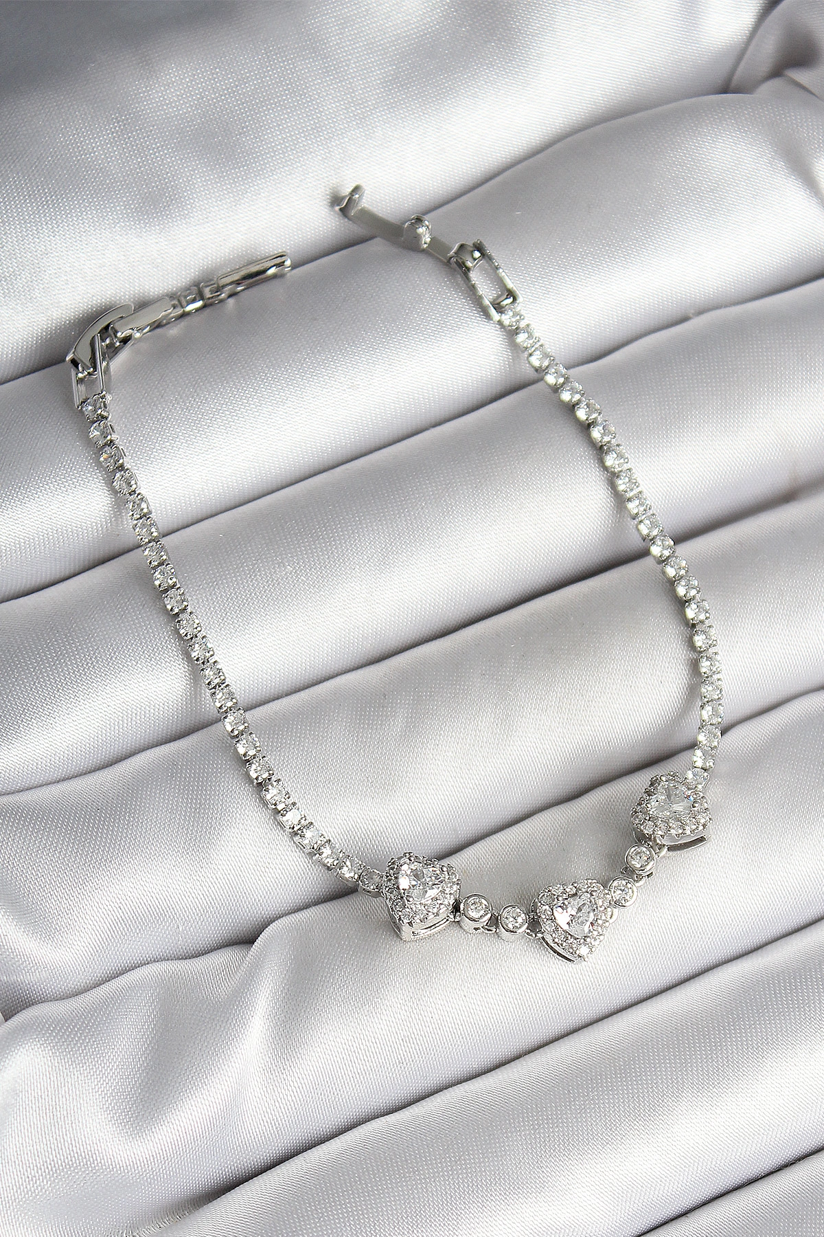 Pirinç Sıralı Kalp Figürlü Zirkon Taşlı Gümüş Renk Kadın Bileklik