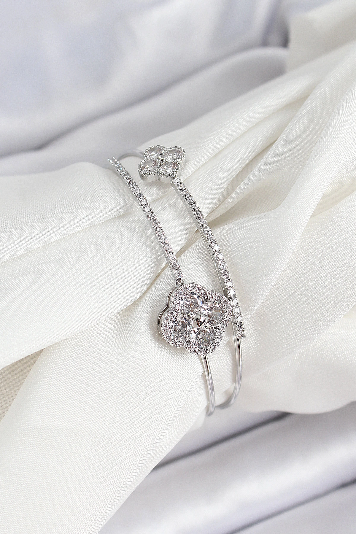 Pirinç Gümüş Renk Zirkon Taşlı Yonca Model 2'li Kadın Bileklik