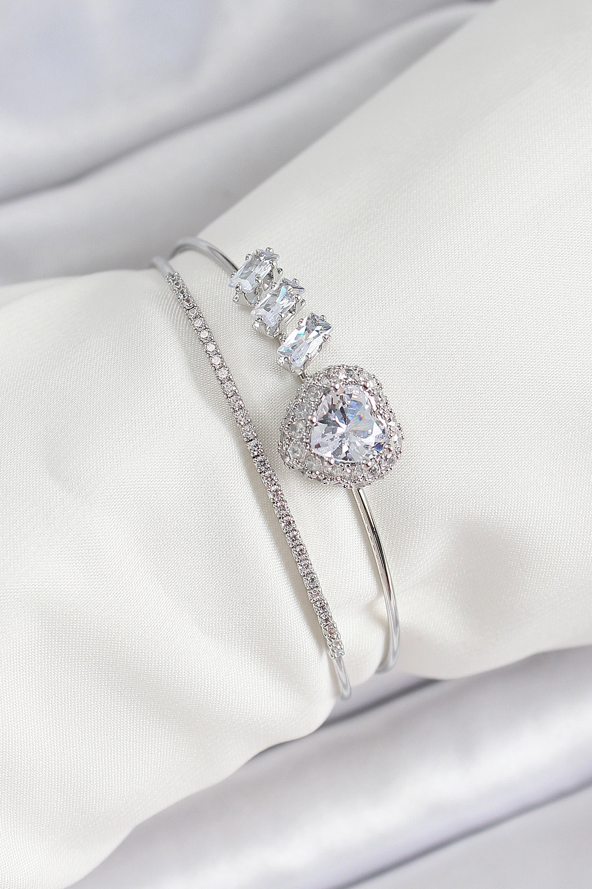 Pirinç Gümüş Renk Kalpli Zirkon Taşlı Kadın Bileklik