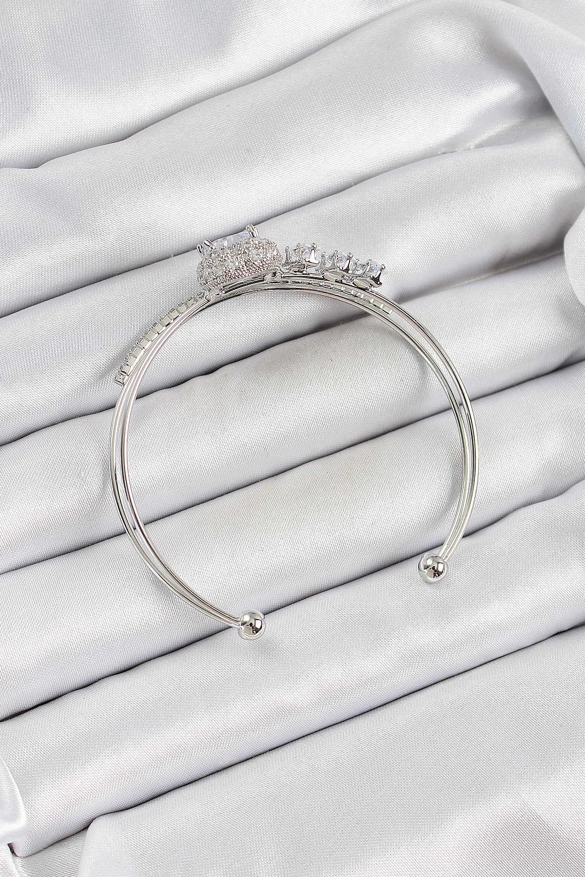 Pirinç Gümüş Renk Kalpli Zirkon Taşlı Kadın Bileklik