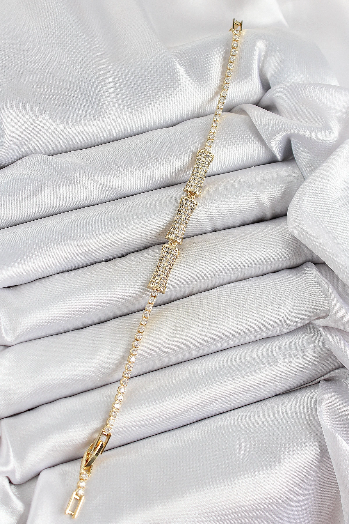 Pirinç Gold Renk Zirkon Taşlı Kemik Model Kadın Bileklik