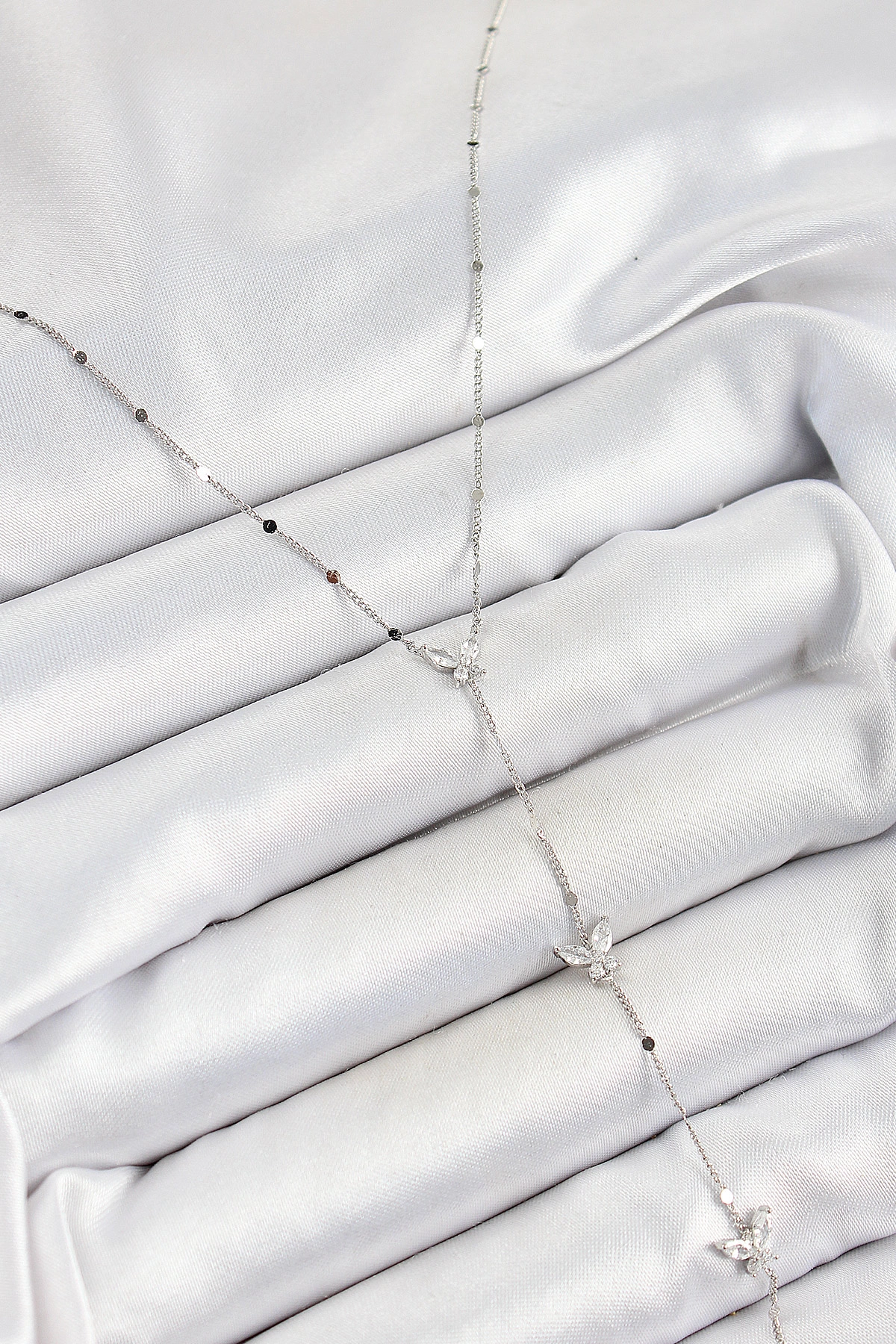 Pirinç Zirkon Taşlı Sıralı Kelebek Figürlü Y Model Gümüş Renk Kadın Kolye