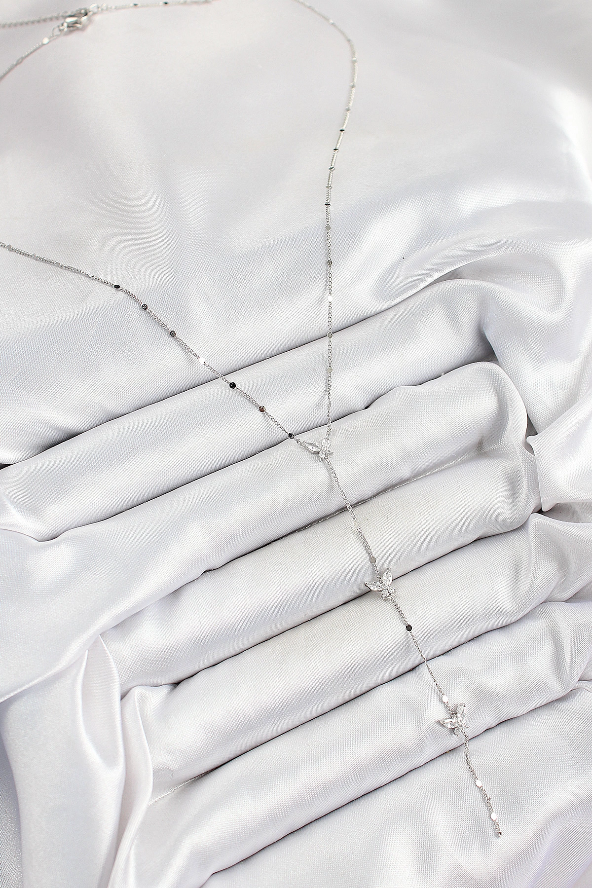 Pirinç Zirkon Taşlı Sıralı Kelebek Figürlü Y Model Gümüş Renk Kadın Kolye