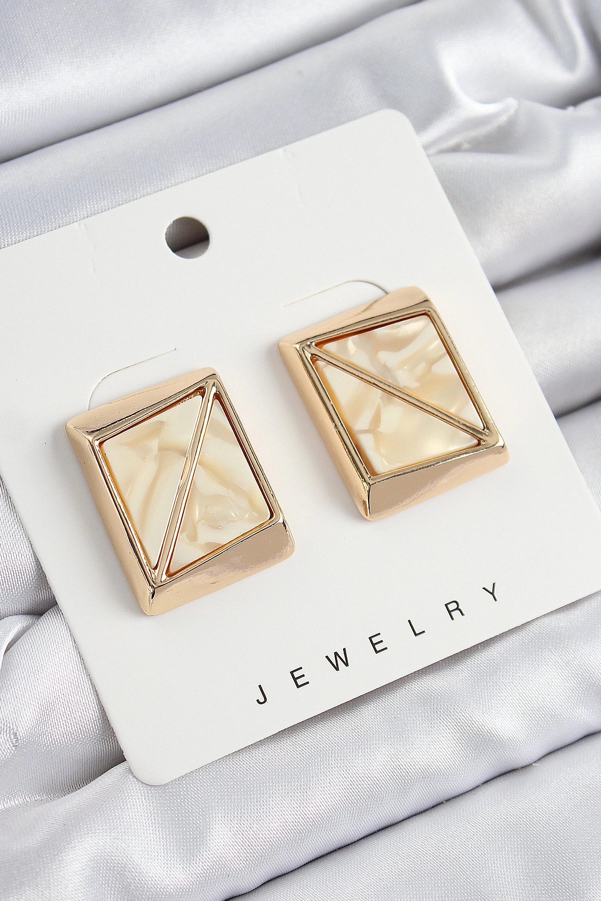Pirinç Krem Üçgen Kesim Detaylı Kare Model Vintage Gold Renk Kadın Küpe