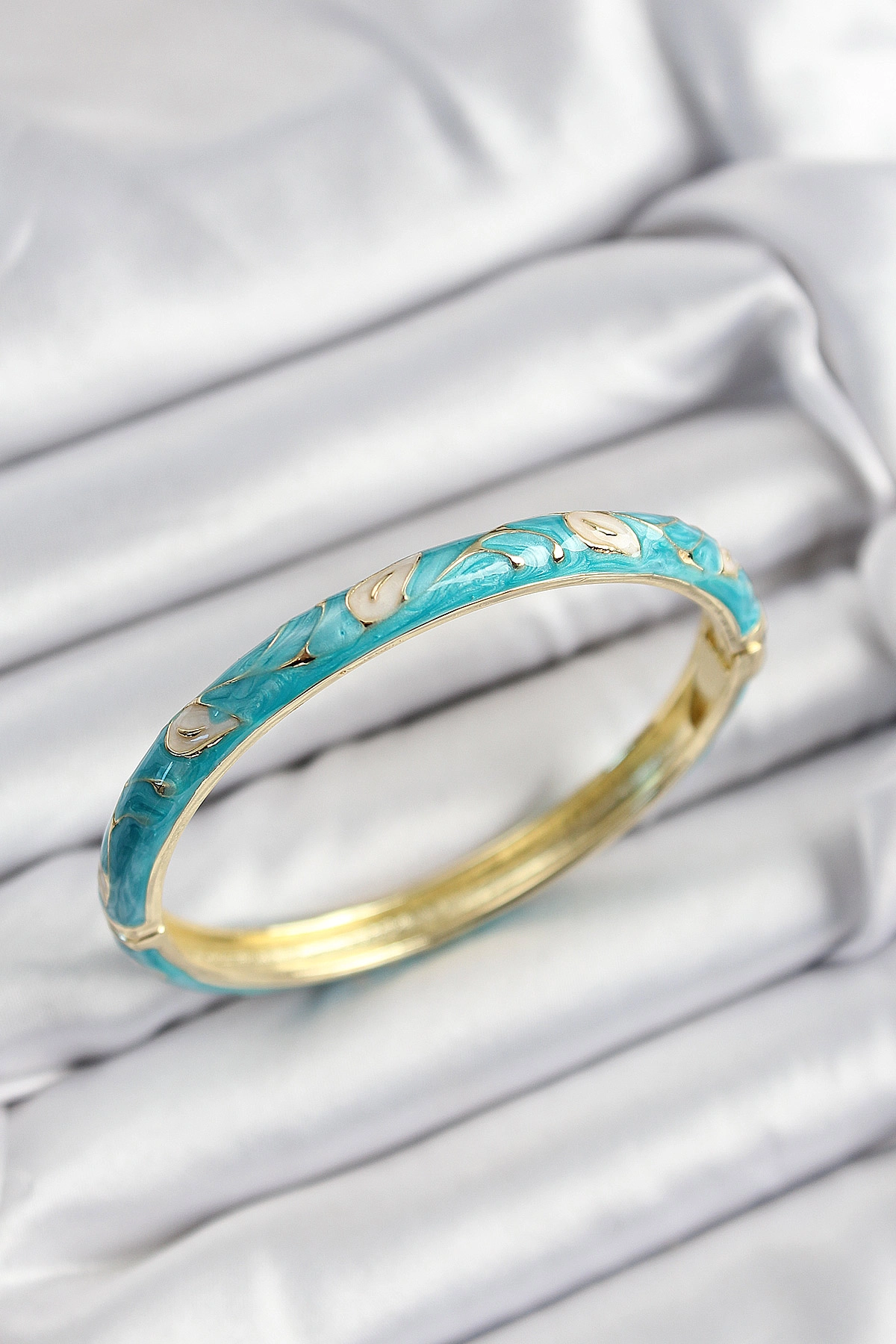 Mineli Pirinç Krem Ve Turkuaz Yaprak Motifli Gold Renk Kadın Kelepçe