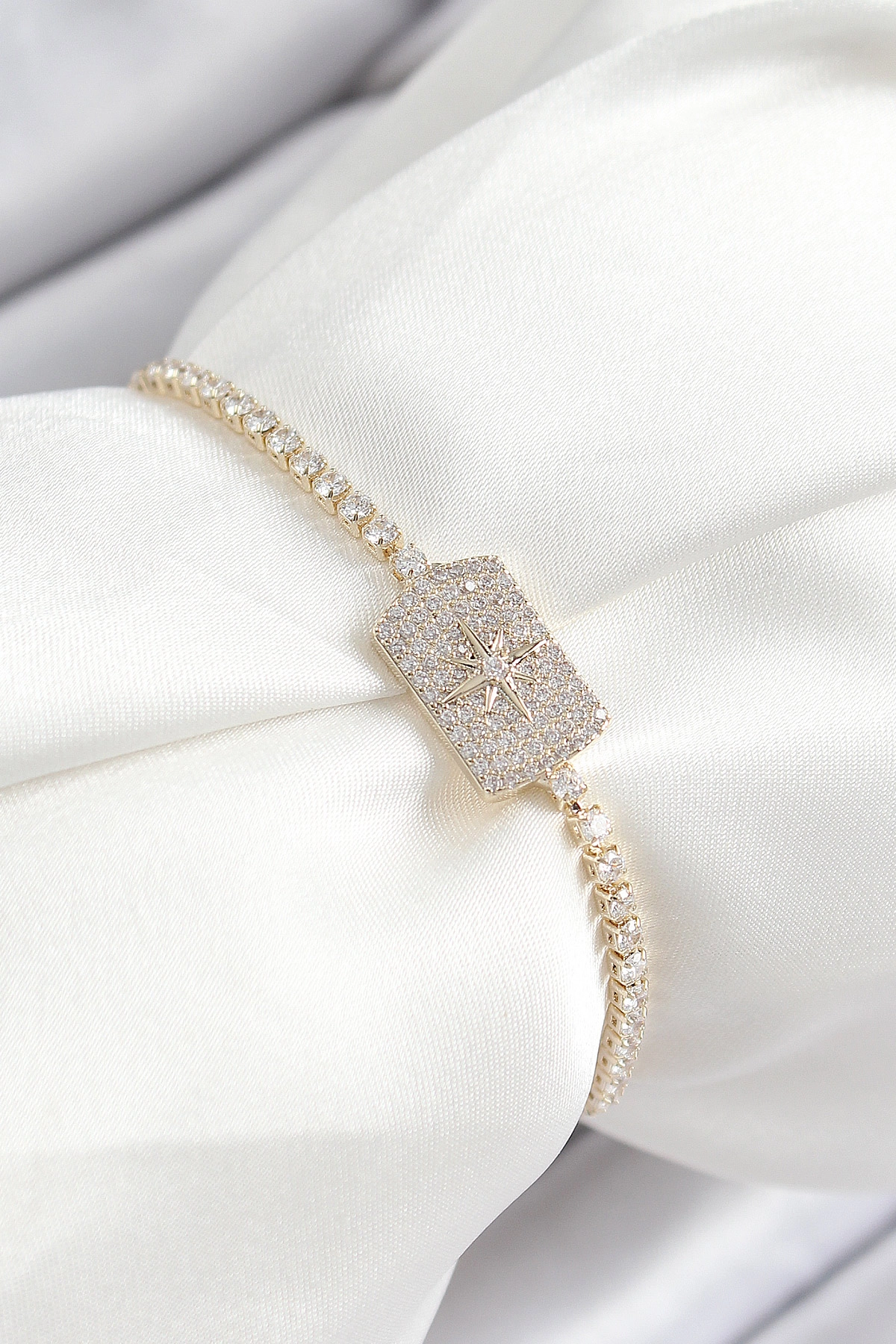 Pirinç Zirkon Taşlı Kutup Yıldızı Model Gold Renk Asansörlü Kadın Bileklik