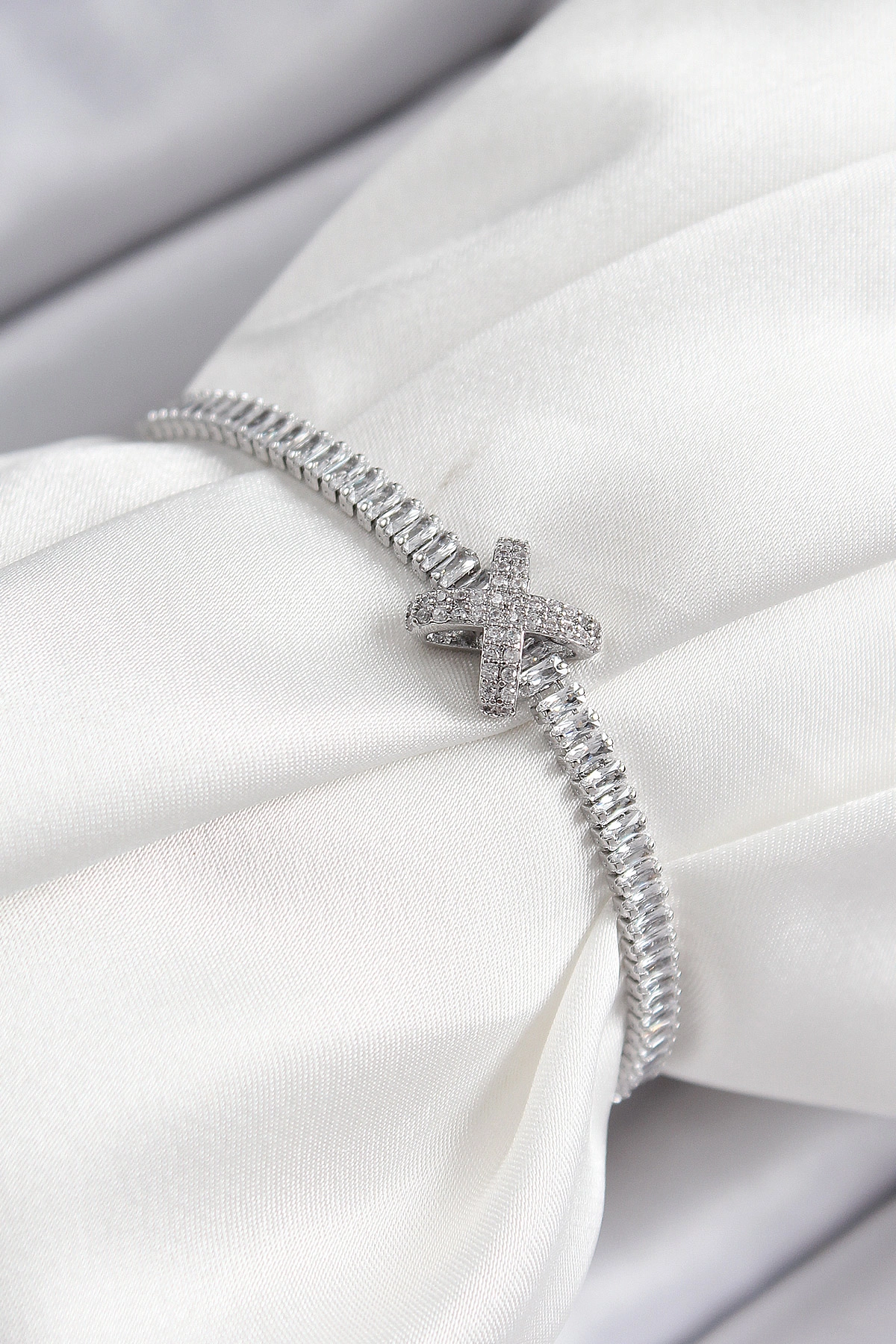 Pirinç Zirkon Taşlı X Detaylı Su Yolu Model Gümüş Renk Asansörlü Kadın Bileklik