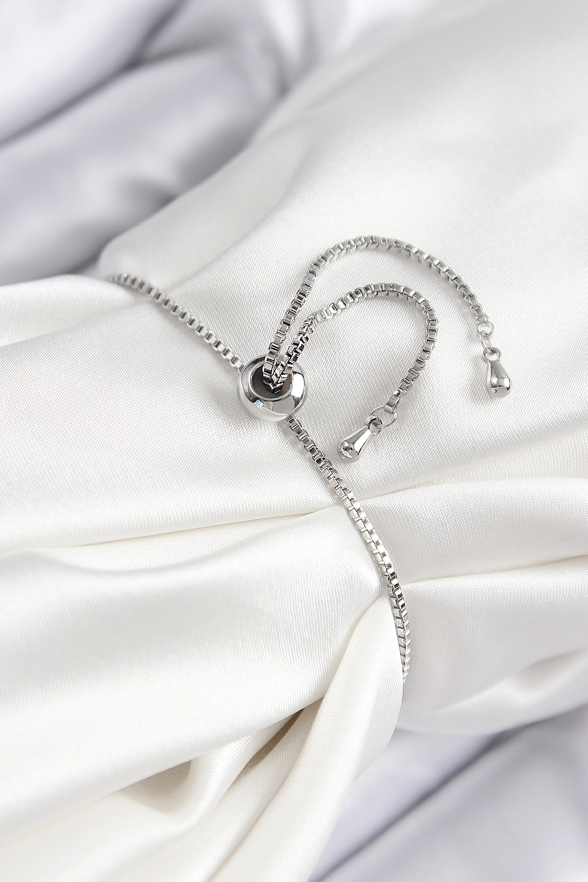 Pirinç Zirkon Taşlı X Detaylı Su Yolu Model Gümüş Renk Asansörlü Kadın Bileklik