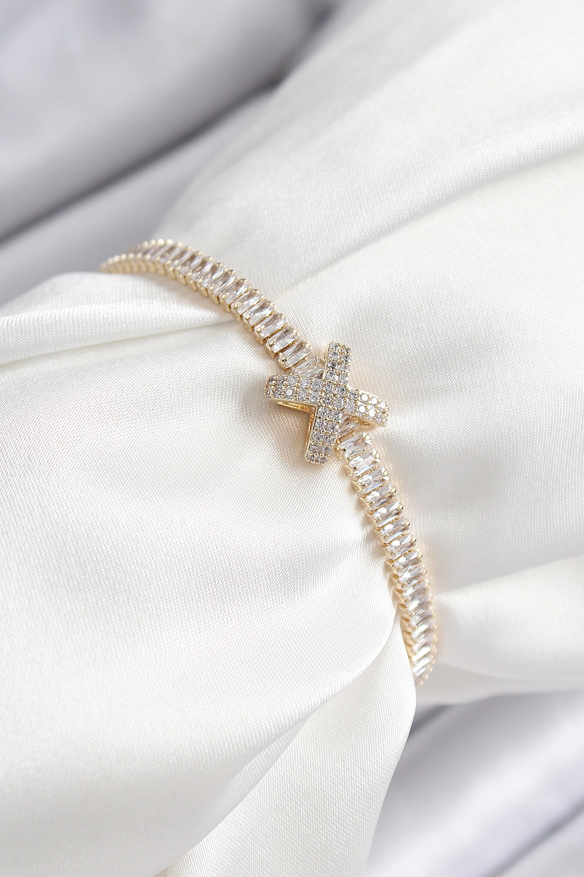 Pirinç Zirkon Taşlı X Detaylı Su Yolu Model Gold Renk Asansörlü Kadın Bileklik