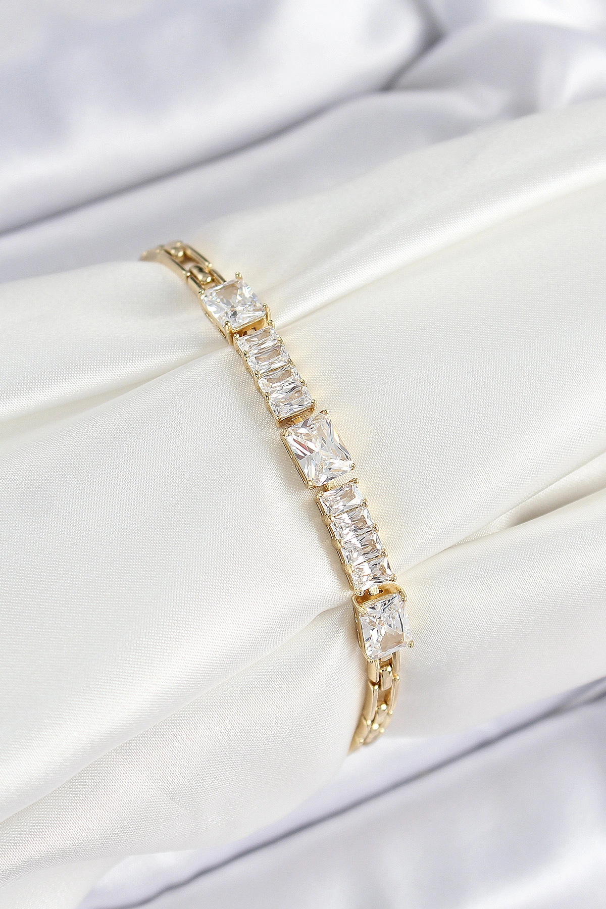 Xuping Pirinç Parçalı Su Yolu Model Gold Renk Kadın Bileklik