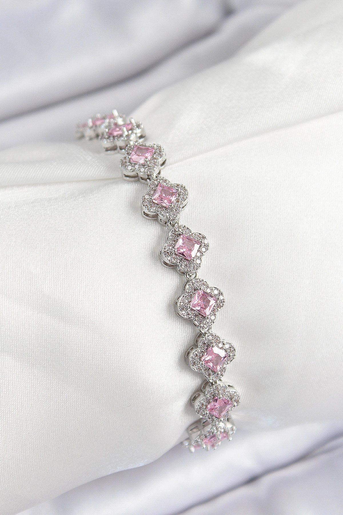 Pirinç Zirkon Taşlı Pembe Yonca Baget Model Gümüş Renk VIP Seri Kadın Bileklik