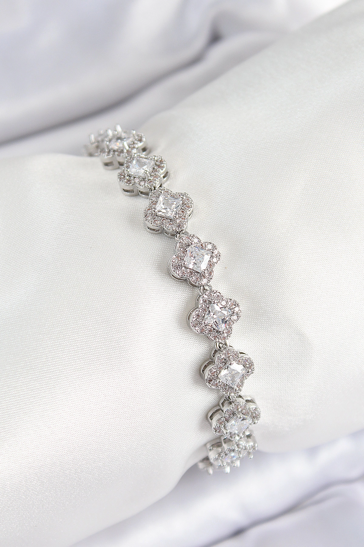 Pirinç Zirkon Taşlı Yonca Baget Model Gümüş Renk VIP Seri Kadın Bileklik